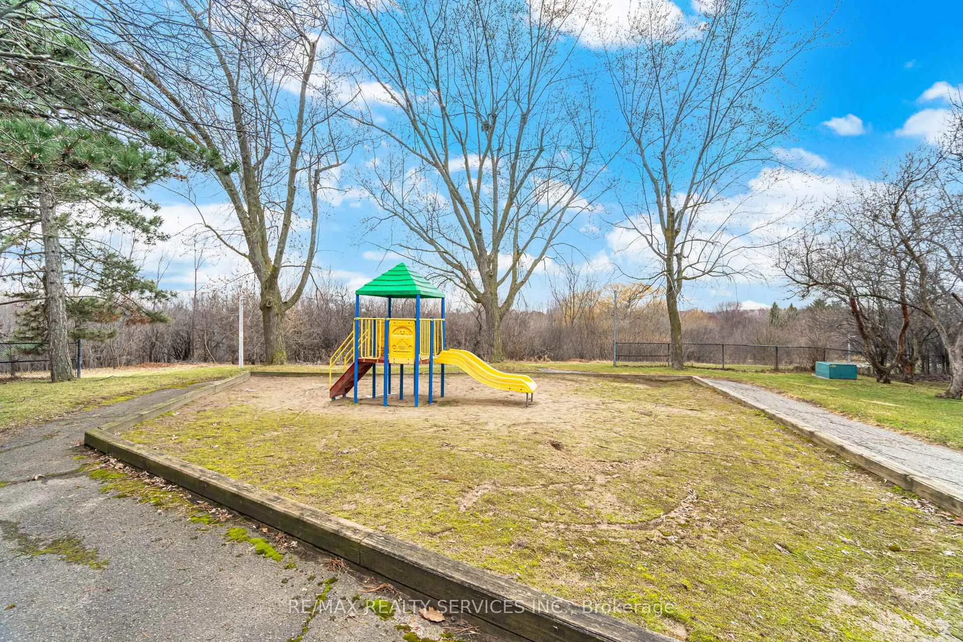 Photo 37 of Unit 27, 27 Dawson Crescent, Brampton, Brampton North — HOMEH