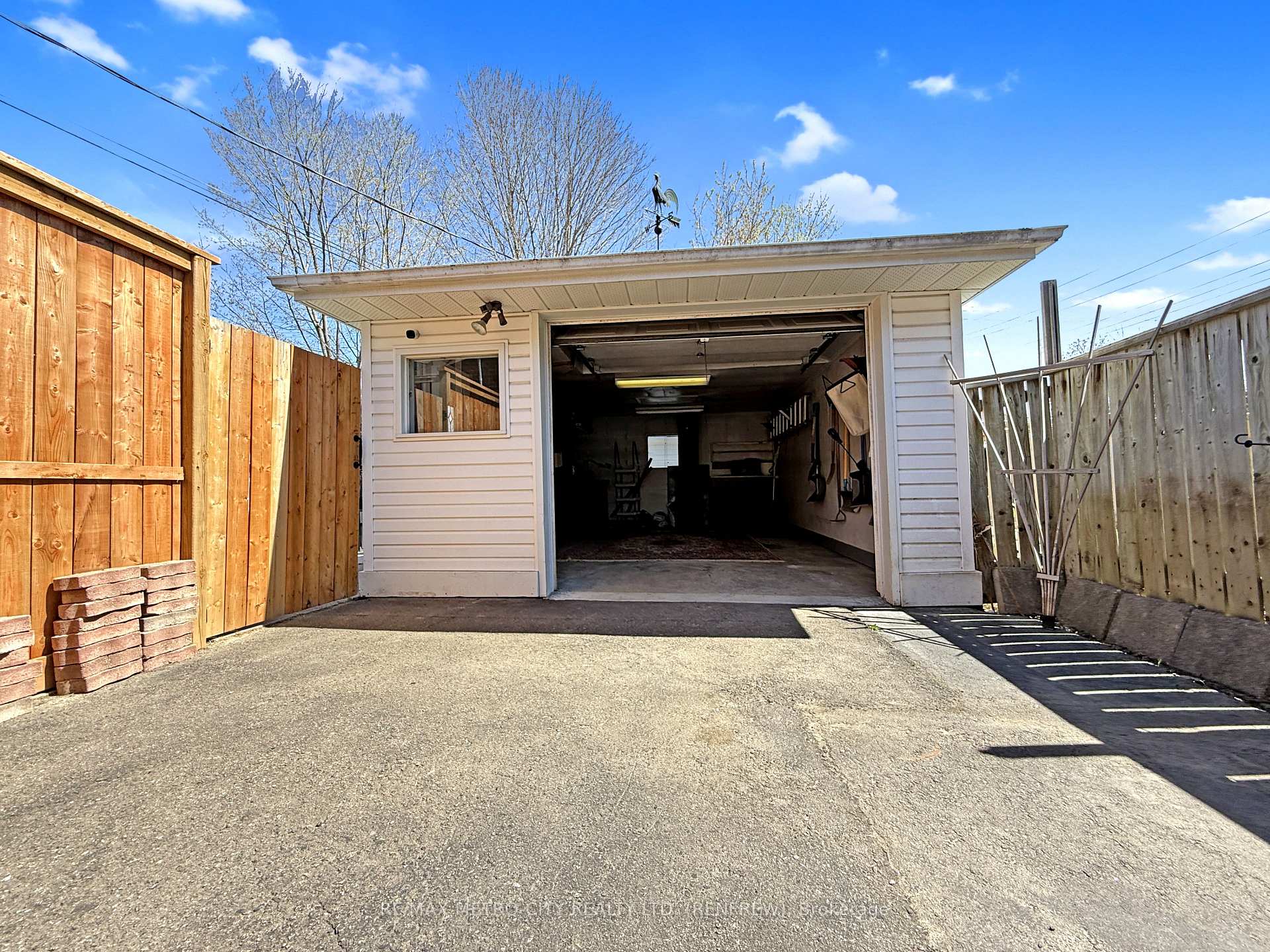 Photo 3 of 103 Simpson Avenue, Renfrew — HOMEH