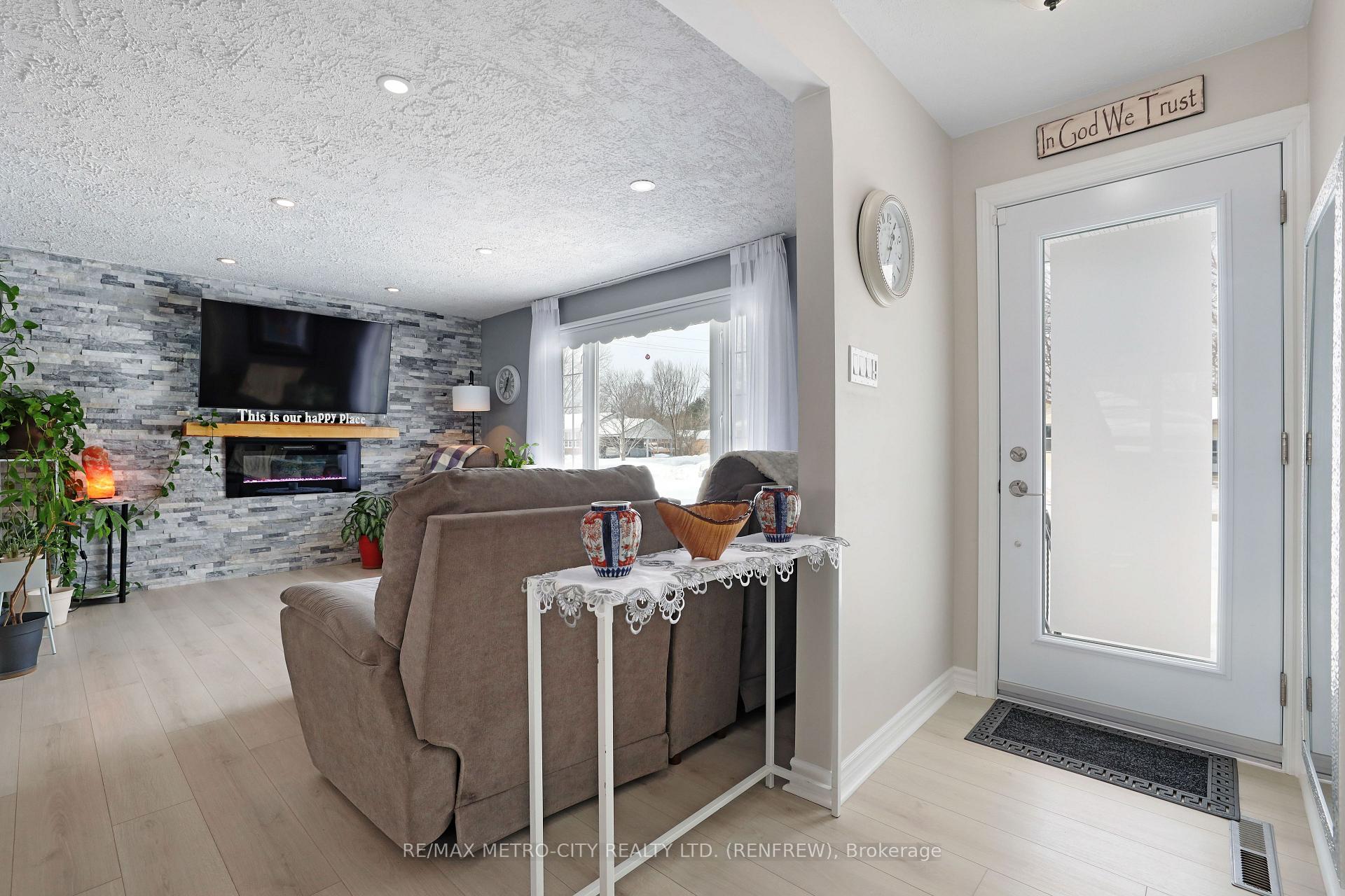 Photo 5 of 103 Simpson Avenue, Renfrew — HOMEH