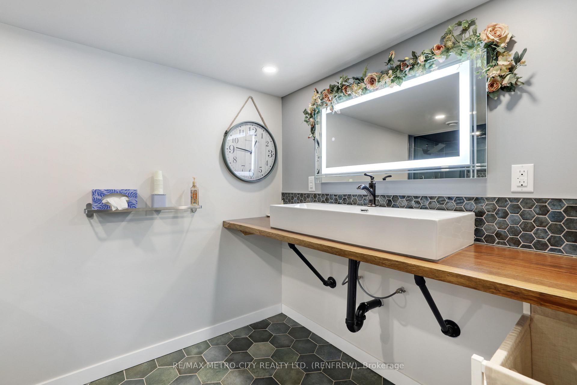 Photo 32 of 103 Simpson Avenue, Renfrew — HOMEH