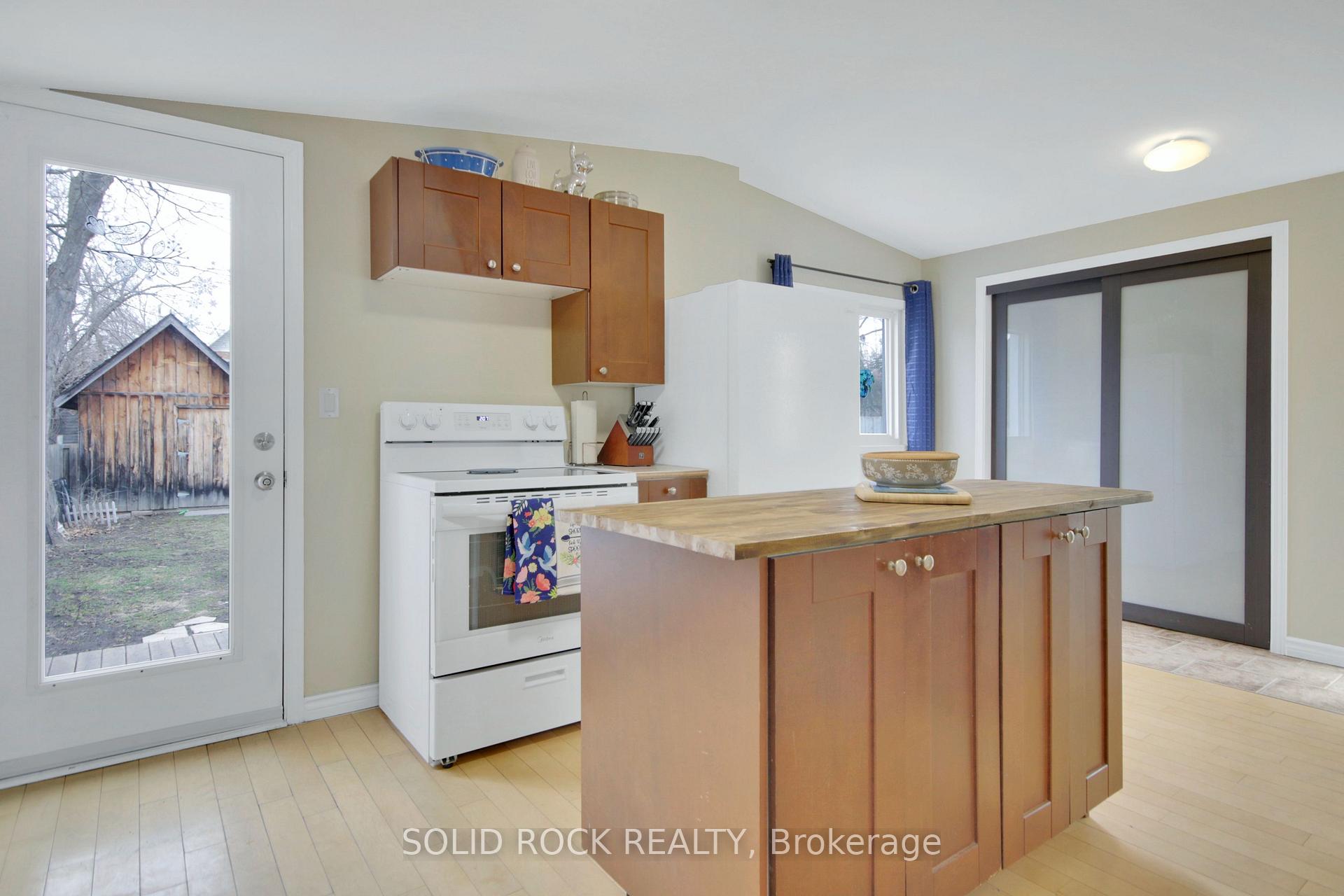 Photo 9 of 133 Bonnechere Street S, Renfrew — HOMEH