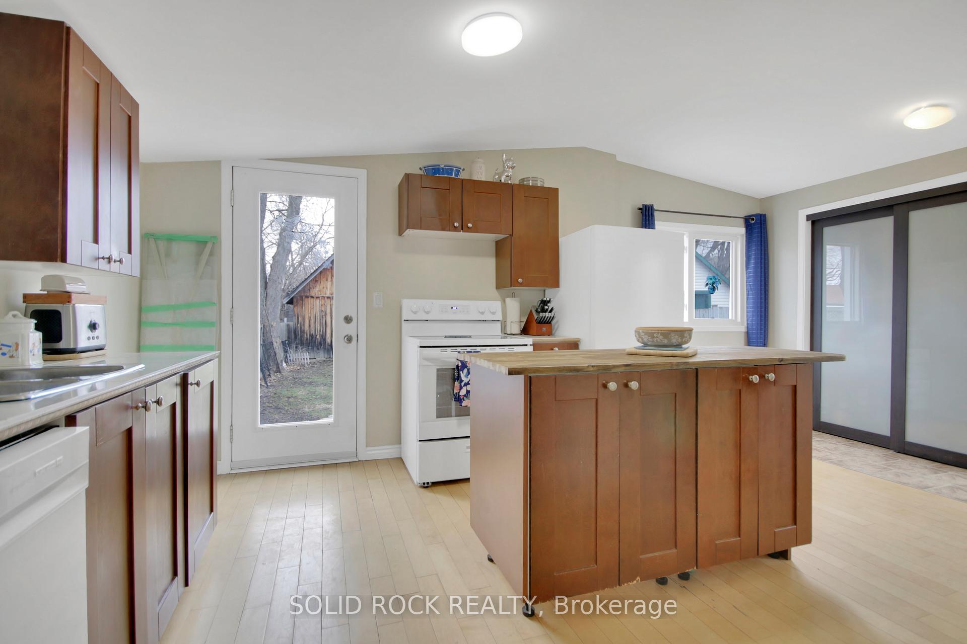 Photo 10 of 133 Bonnechere Street S, Renfrew — HOMEH