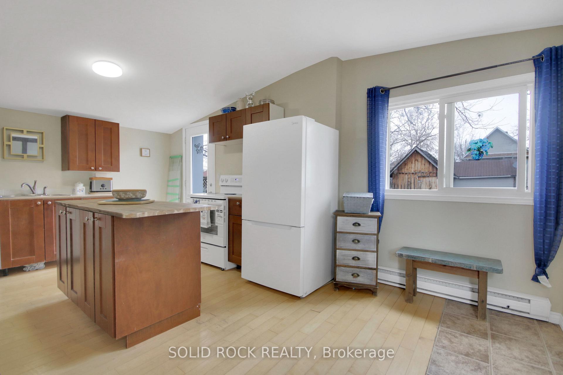 Photo 11 of 133 Bonnechere Street S, Renfrew — HOMEH