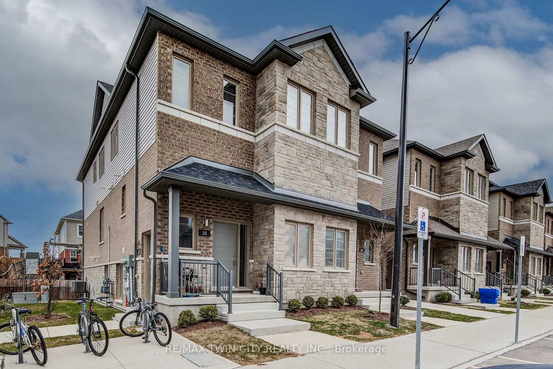 Photo 1 of Unit 35, 205 West Oak Trail, Kitchener — HOMEH