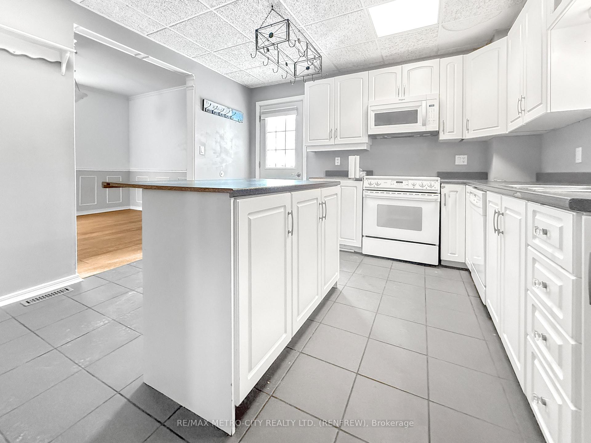 Photo 5 of 181 Cross Avenue, Renfrew — HOMEH