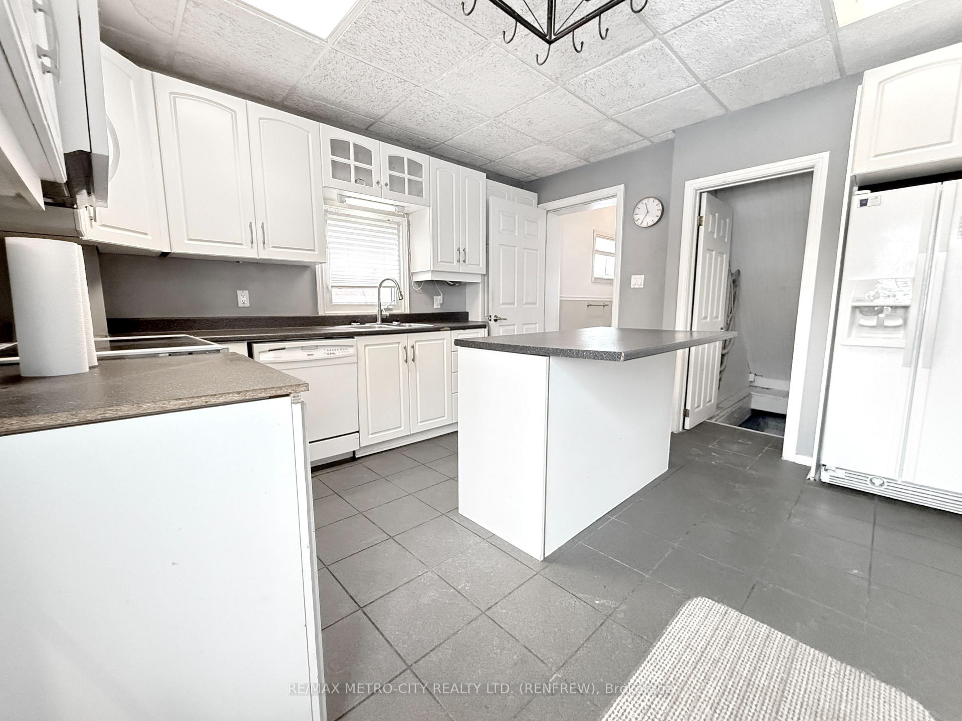 Photo 6 of 181 Cross Avenue, Renfrew — HOMEH