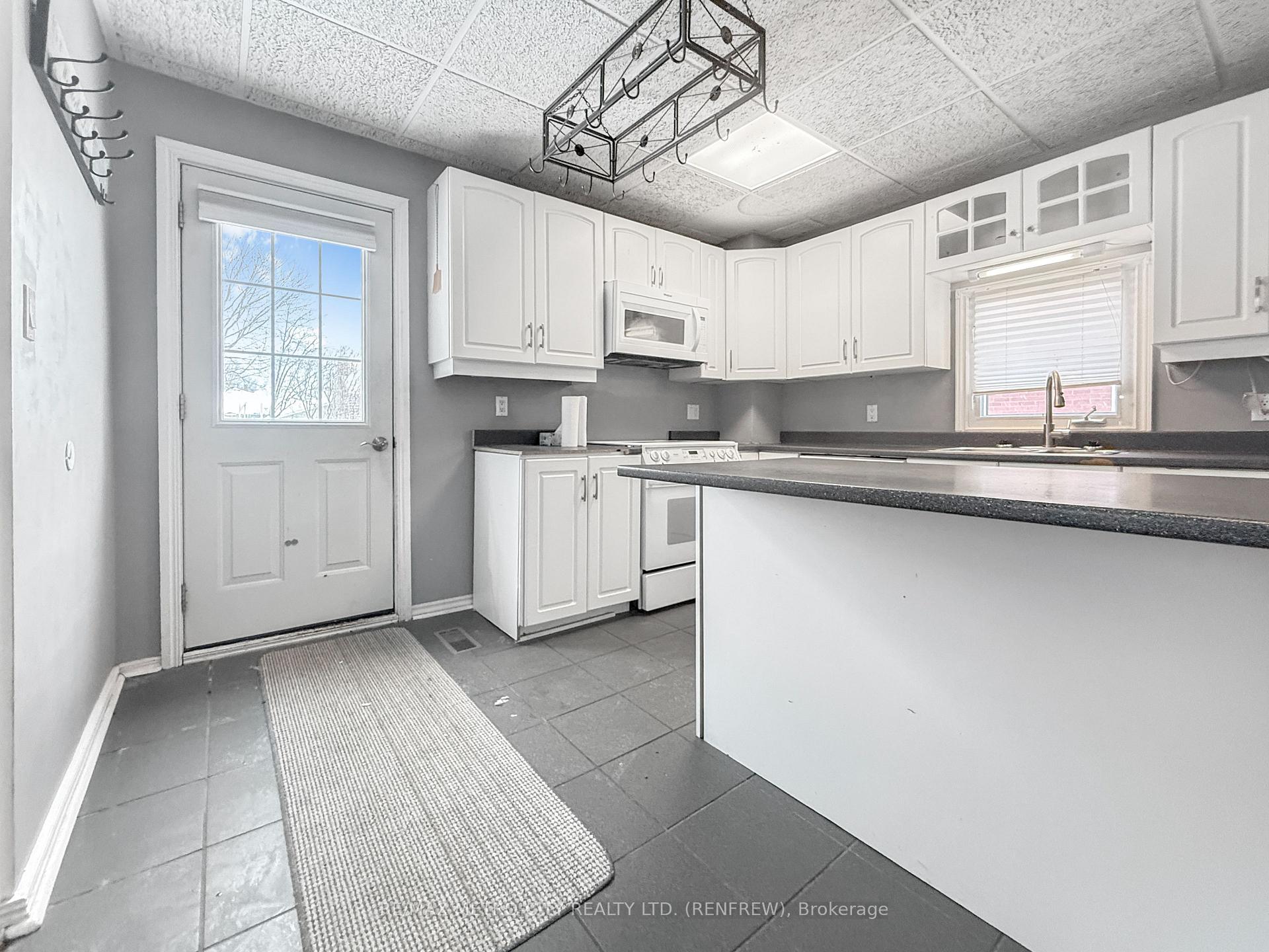 Photo 7 of 181 Cross Avenue, Renfrew — HOMEH