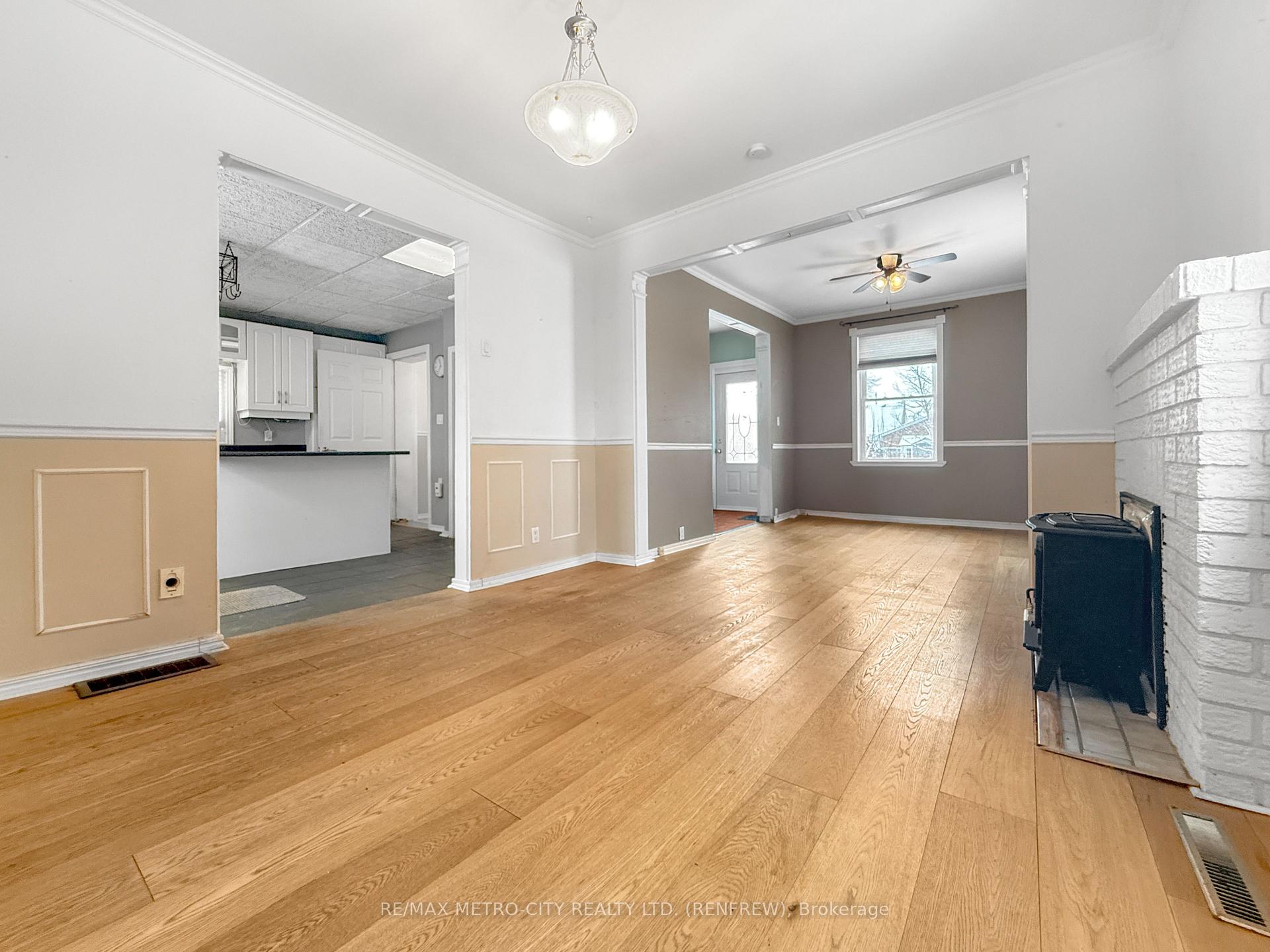 Photo 10 of 181 Cross Avenue, Renfrew — HOMEH