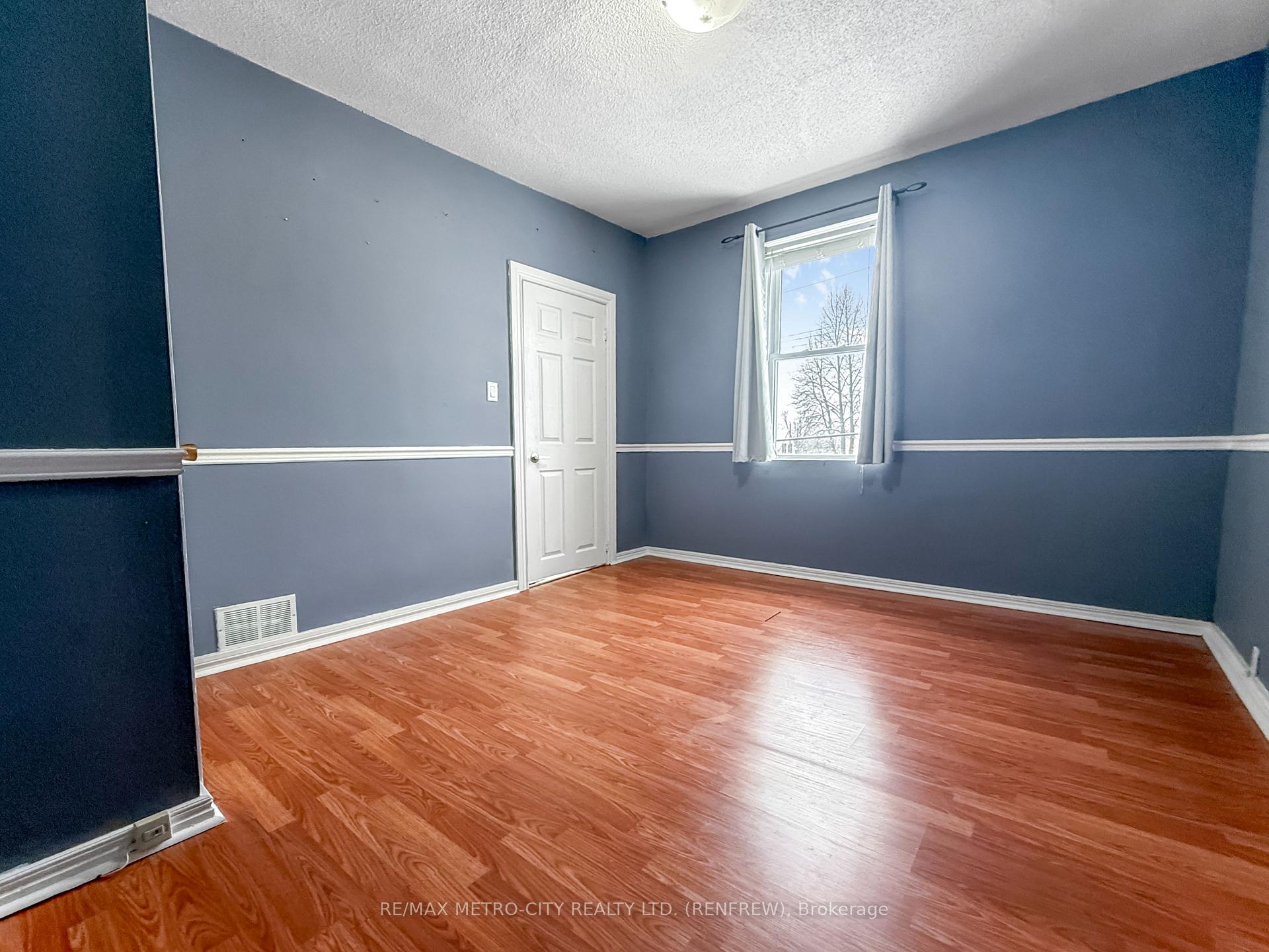 Photo 19 of 181 Cross Avenue, Renfrew — HOMEH