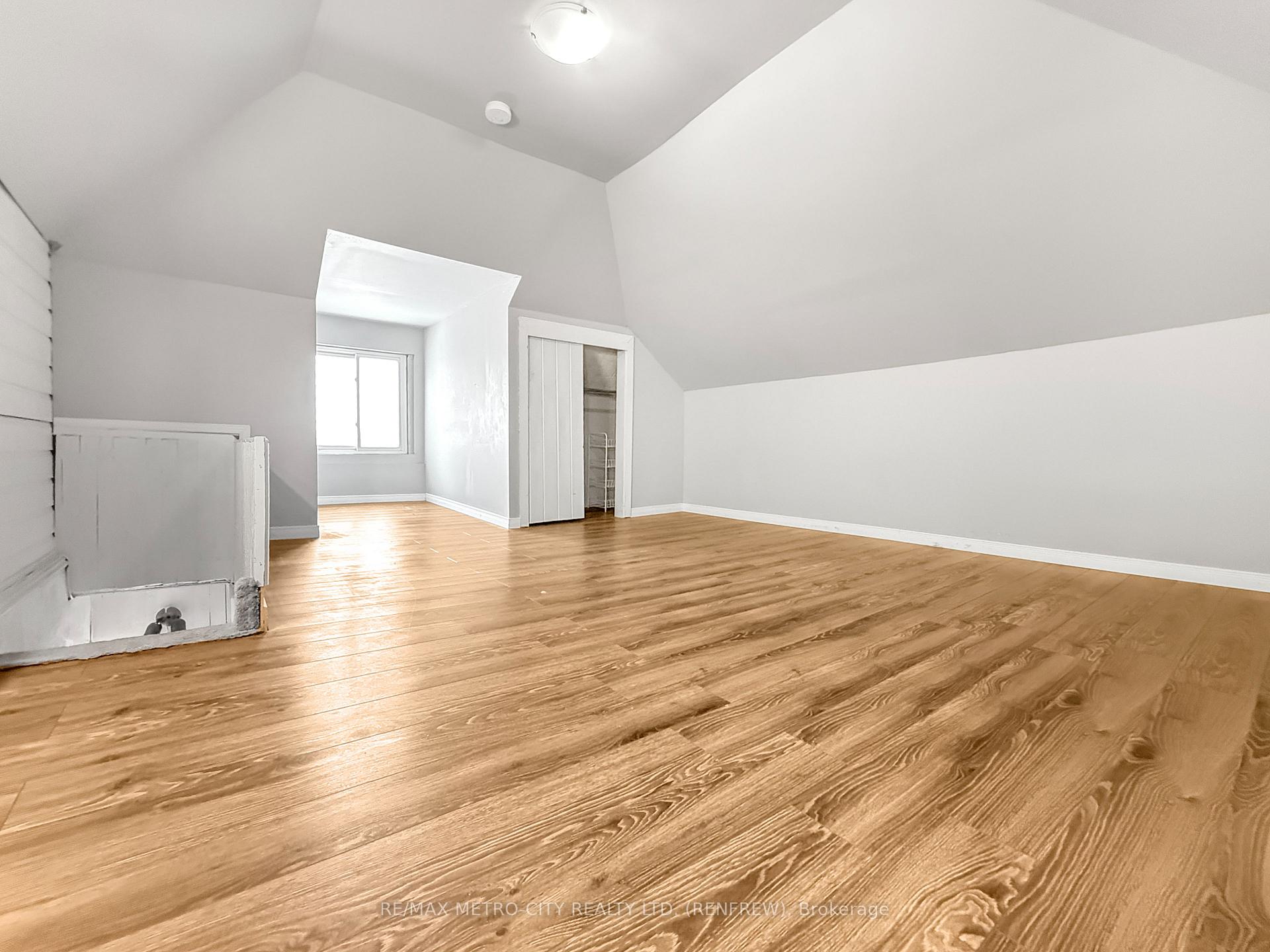 Photo 20 of 181 Cross Avenue, Renfrew — HOMEH