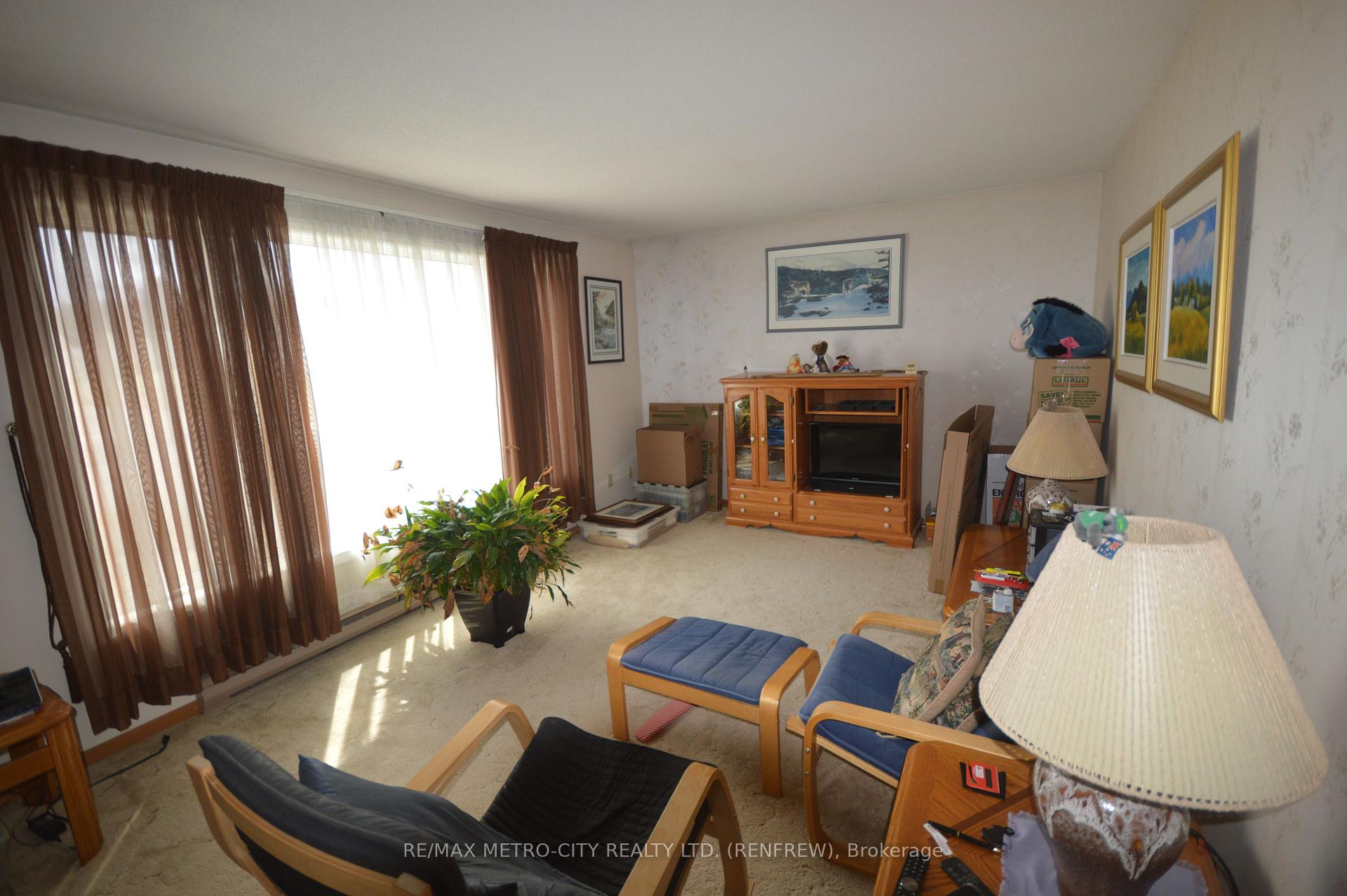 Photo 2 of 258 Centennial Drive, Renfrew — HOMEH