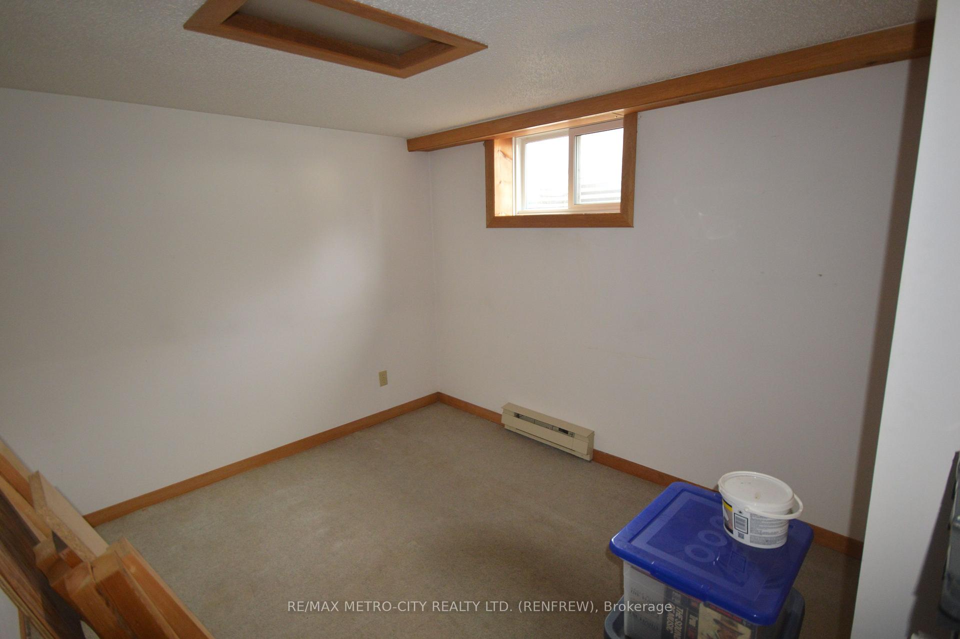 Photo 13 of 258 Centennial Drive, Renfrew — HOMEH