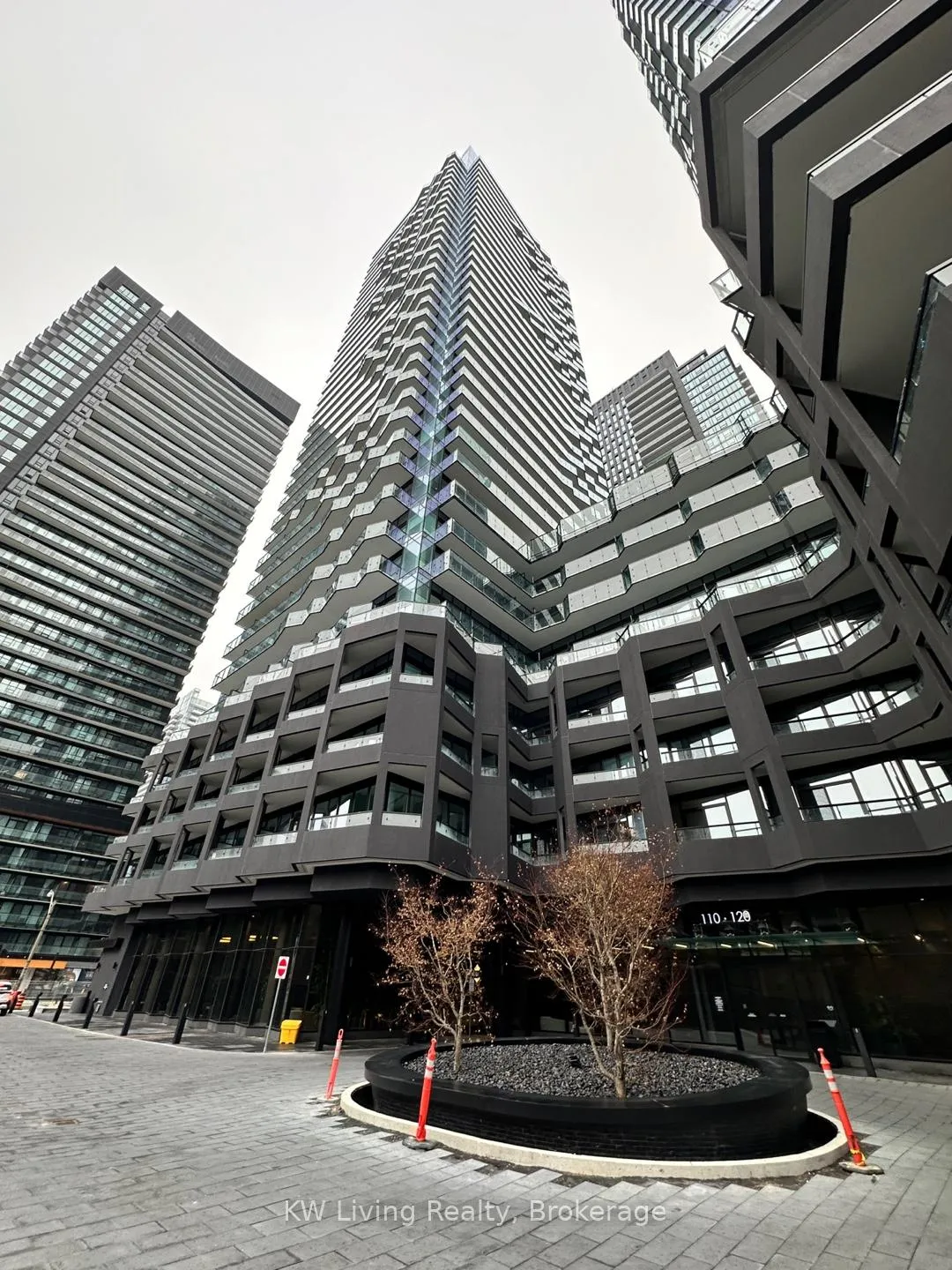 Photo 3 of Unit 3003, 110 Broadway Avenue, Toronto, Mount Pleasant West — HOMEH