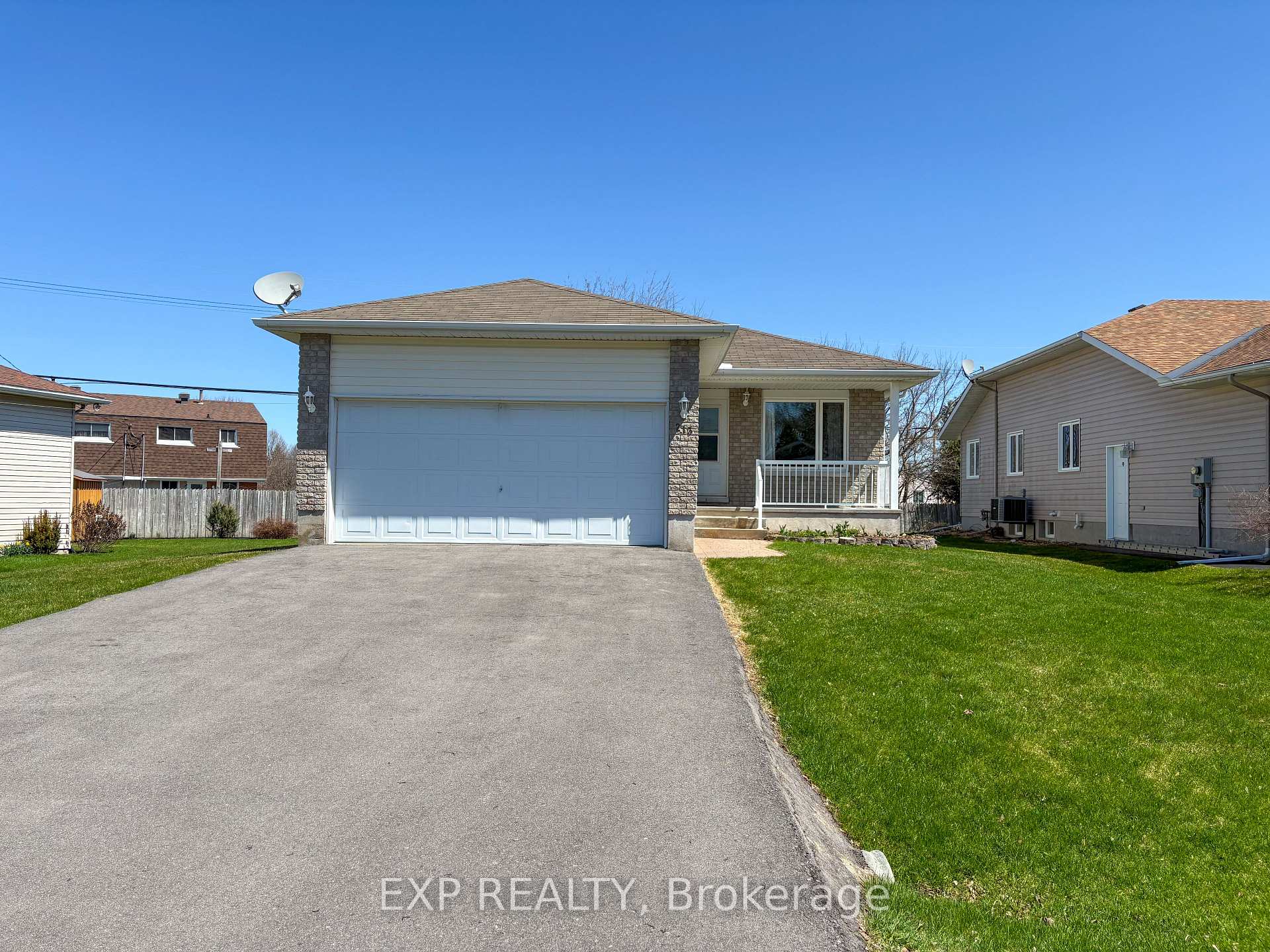 Photo 2 of 213 Vanier Crescent, Renfrew — HOMEH