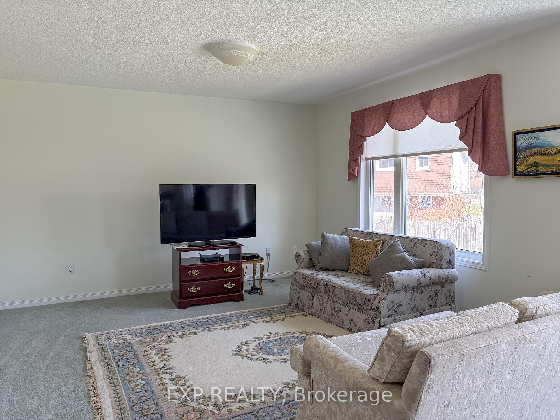 Photo 4 of 213 Vanier Crescent, Renfrew — HOMEH