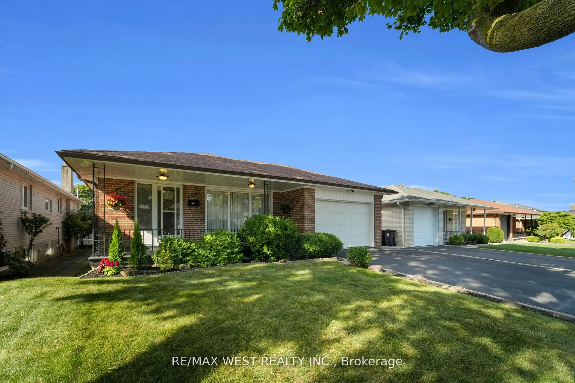 Front of 304 La Rose Avenue