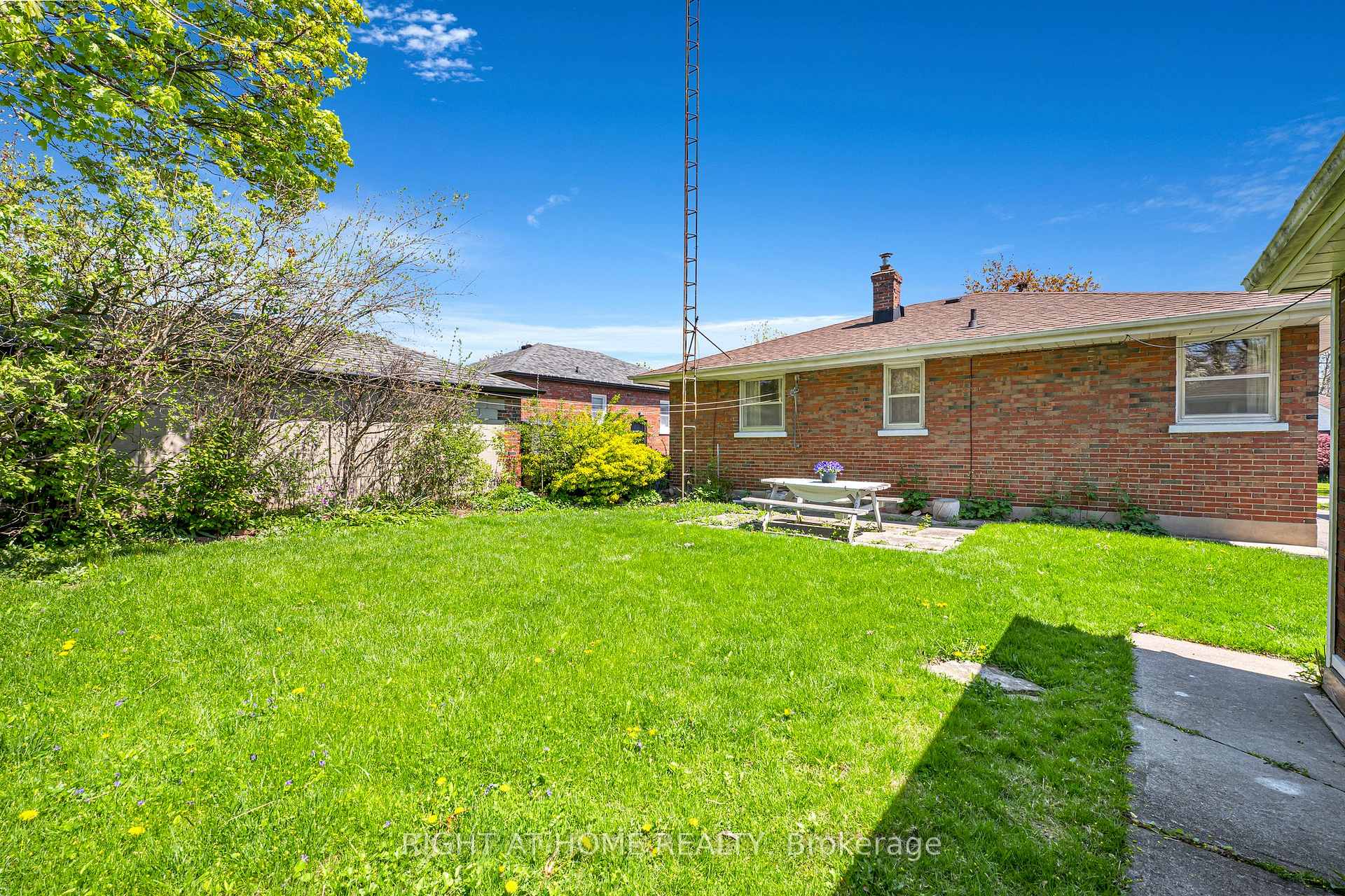 Photo 5 of 154 Chadburn Street N, Oshawa, Central — HOMEH