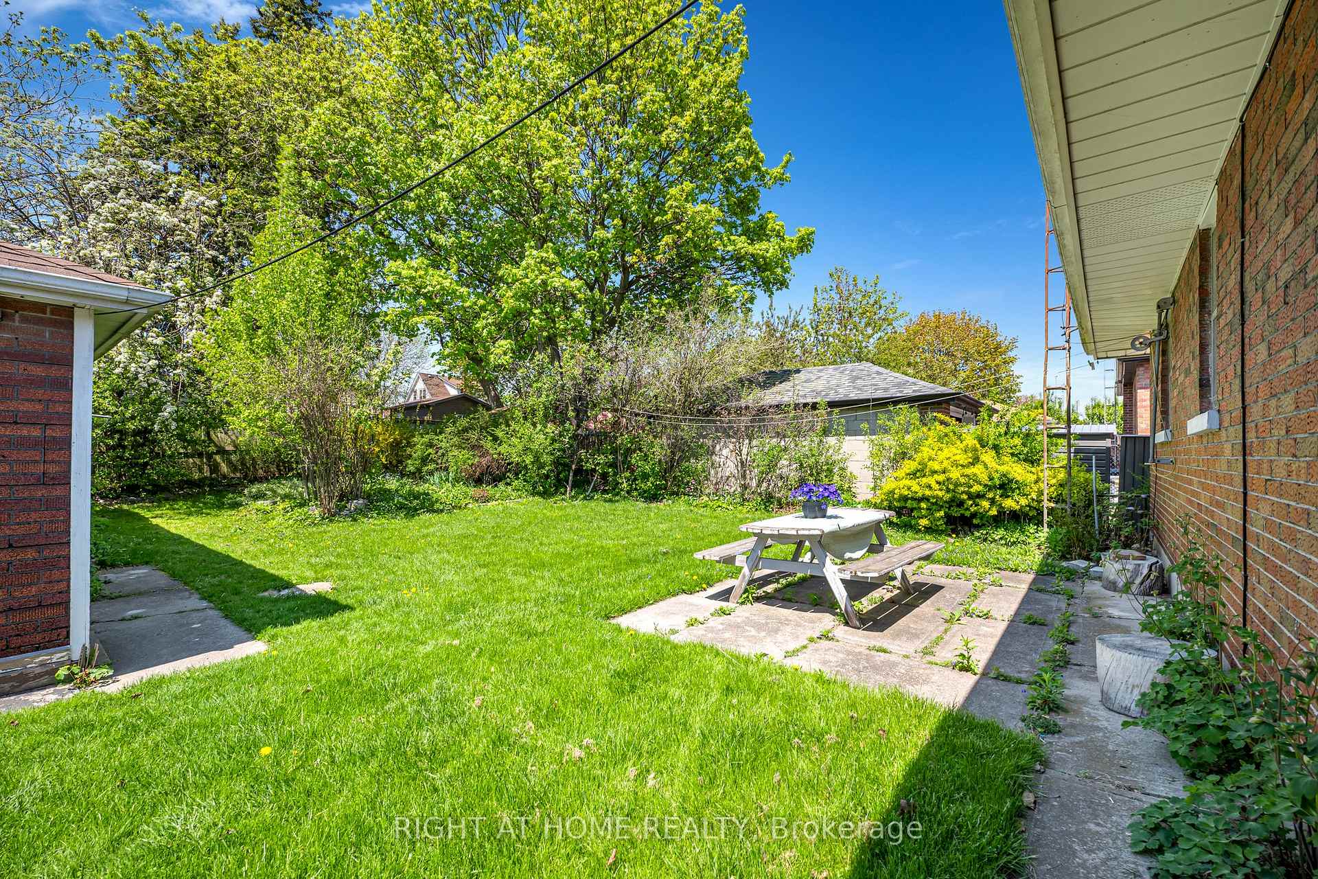 Photo 6 of 154 Chadburn Street N, Oshawa, Central — HOMEH