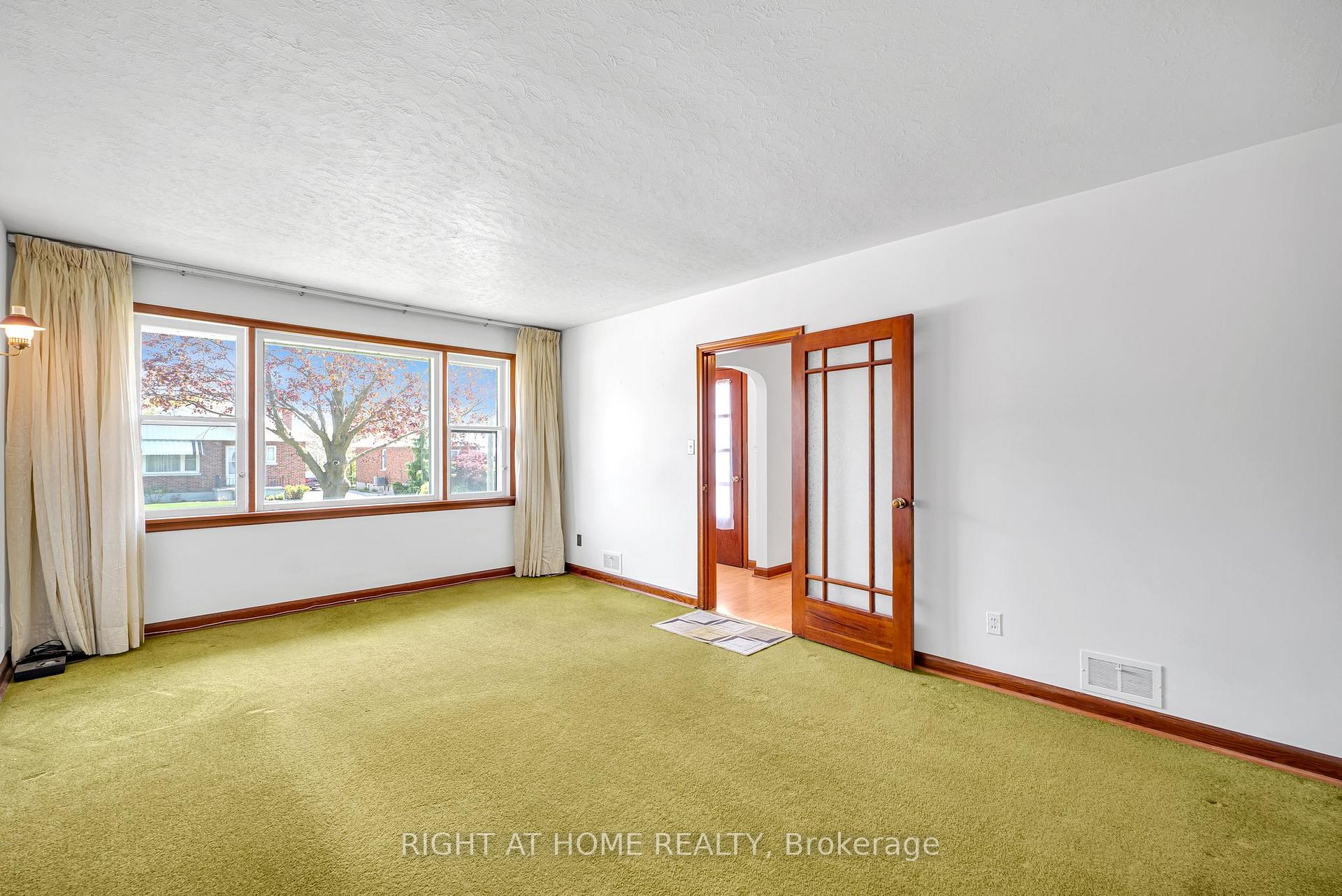 Photo 9 of 154 Chadburn Street N, Oshawa, Central — HOMEH