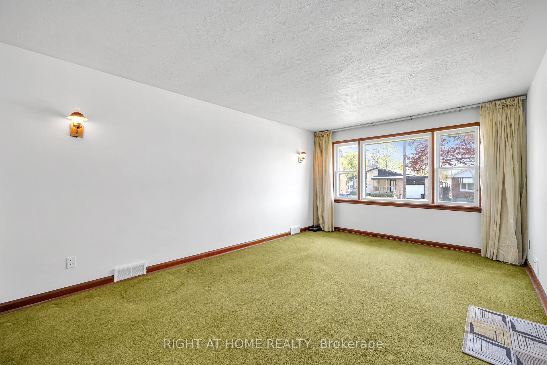Photo 10 of 154 Chadburn Street N, Oshawa, Central — HOMEH