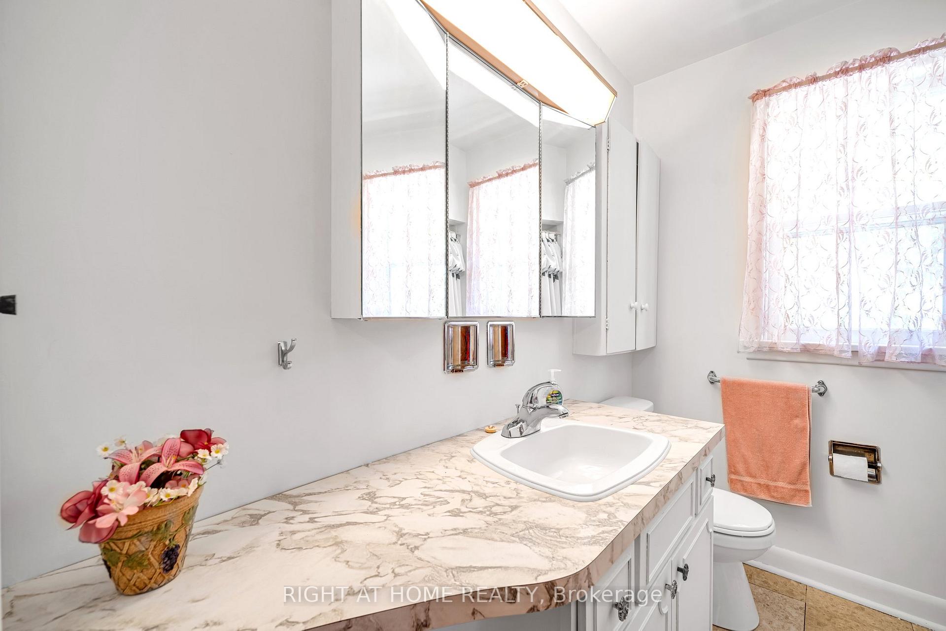 Photo 28 of 154 Chadburn Street N, Oshawa, Central — HOMEH