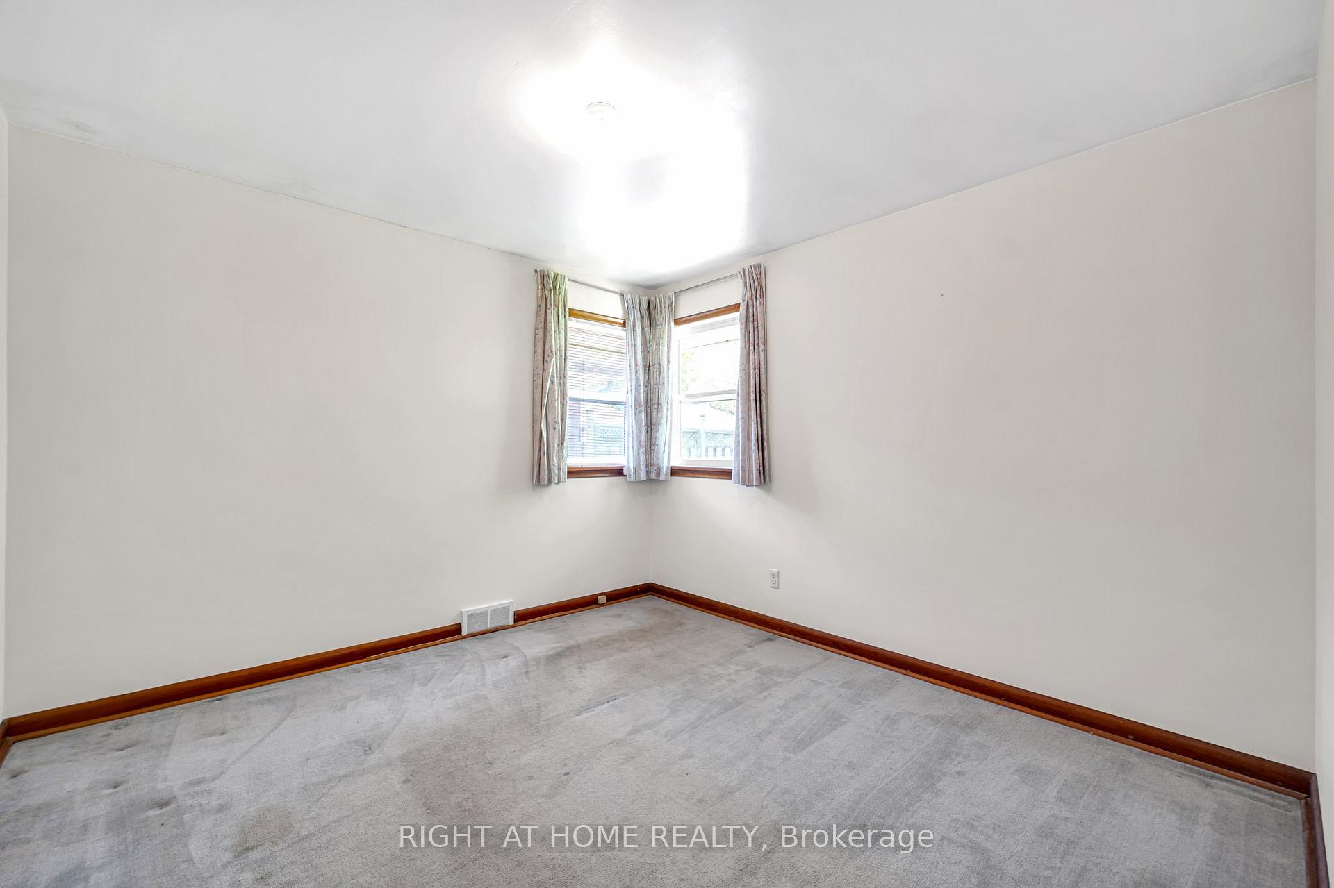 Photo 29 of 154 Chadburn Street N, Oshawa, Central — HOMEH
