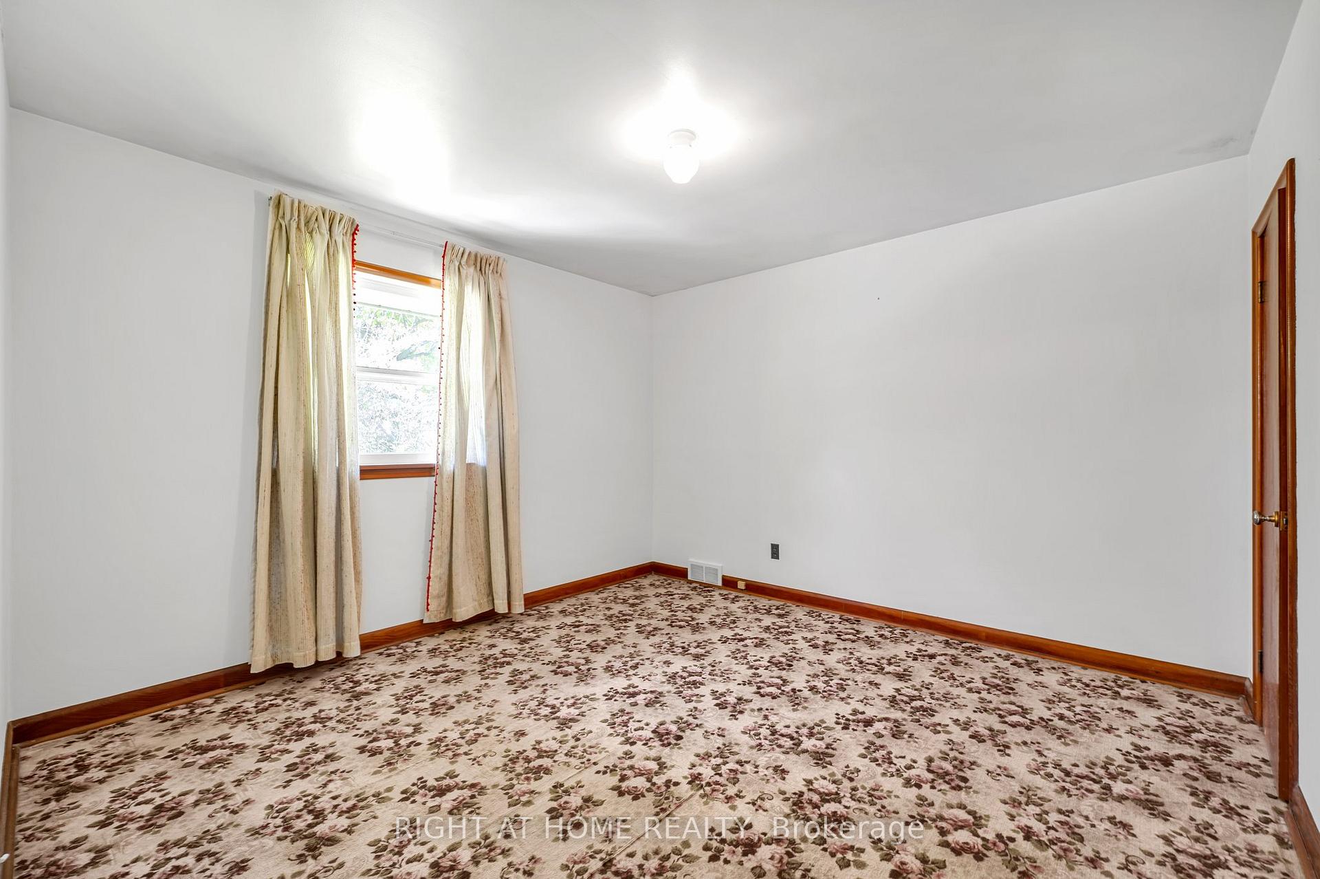 Photo 33 of 154 Chadburn Street N, Oshawa, Central — HOMEH
