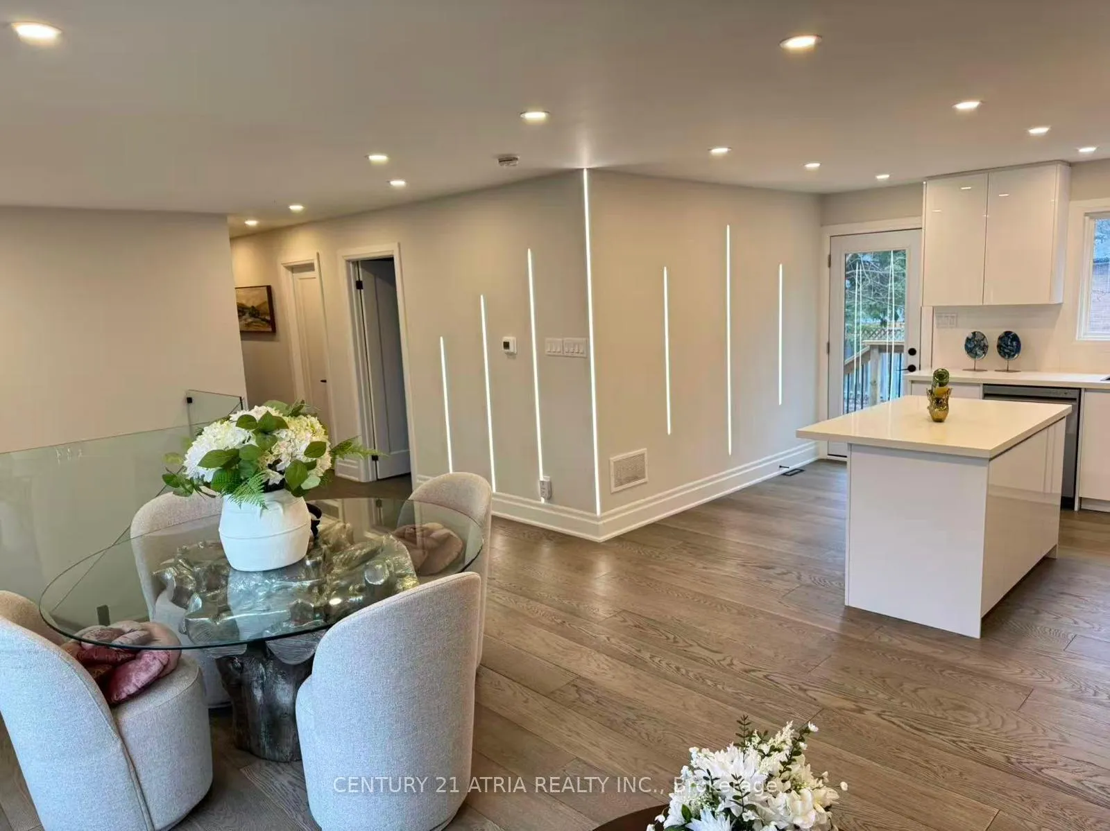 Photo 2 of 31 Sir Caradoc Place, Markham, Markham Village — HOMEH