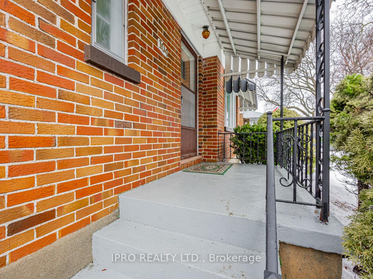 Photo 4 of 104 Oakes Avenue, Oshawa, O'Neill — HOMEH