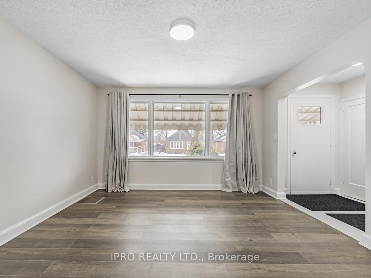 Photo 7 of 104 Oakes Avenue, Oshawa, O'Neill — HOMEH
