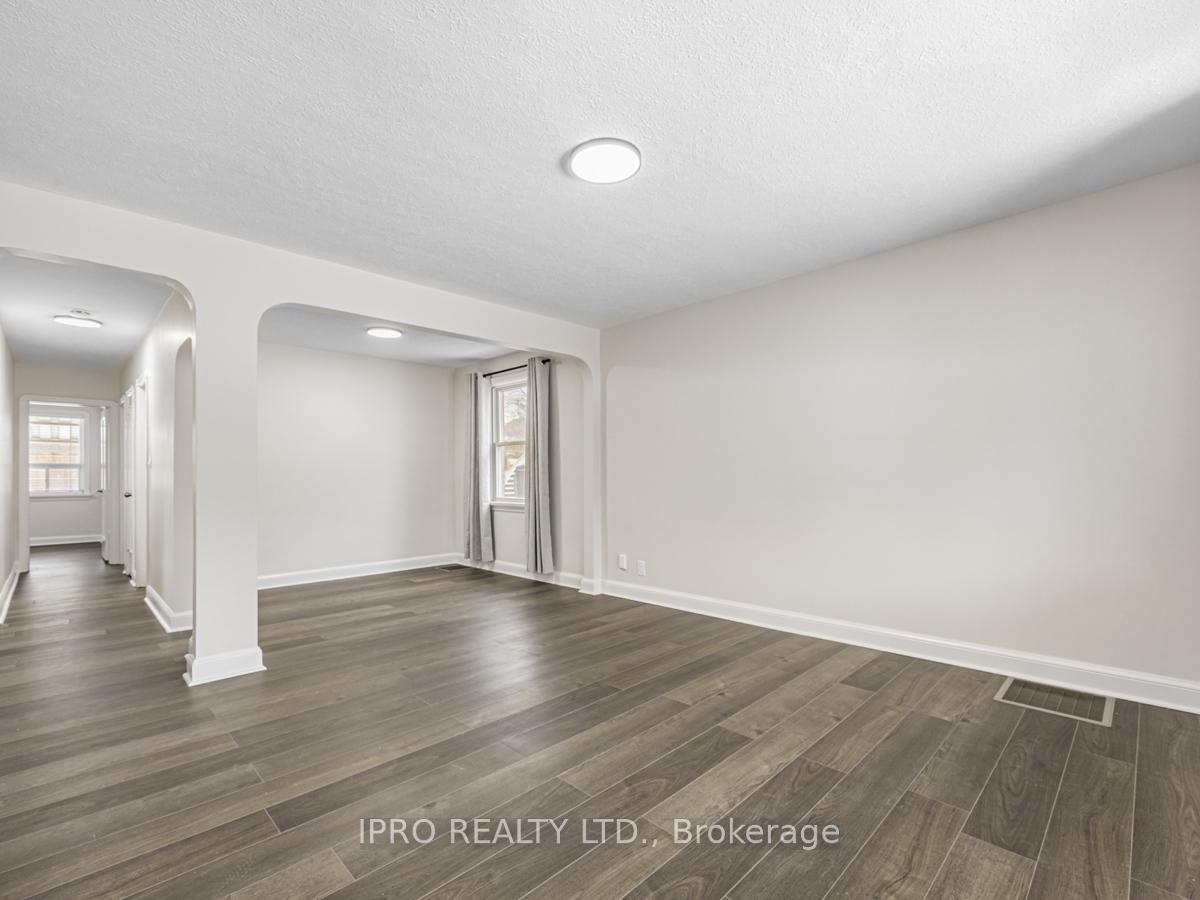 Photo 10 of 104 Oakes Avenue, Oshawa, O'Neill — HOMEH