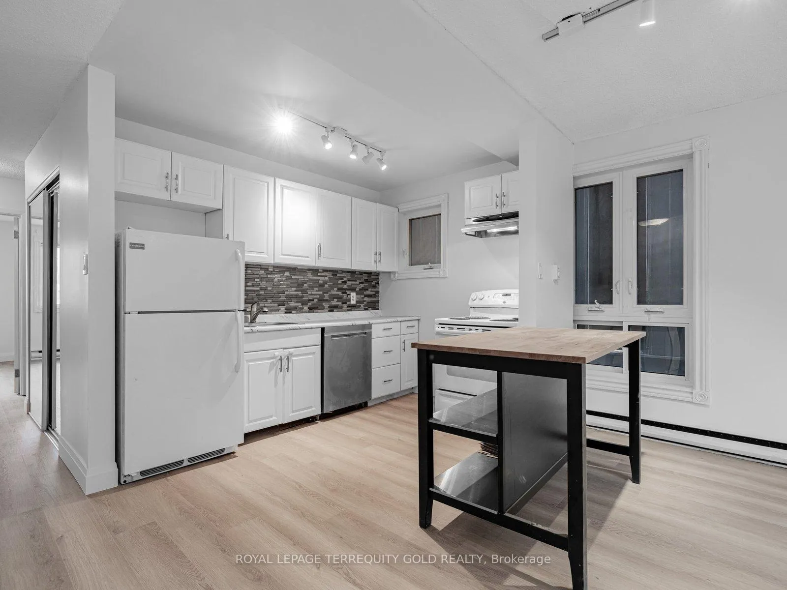 Photo 10 of Unit 2, 41 Summerhill Avenue, Toronto, Rosedale-Moore Park — HOMEH