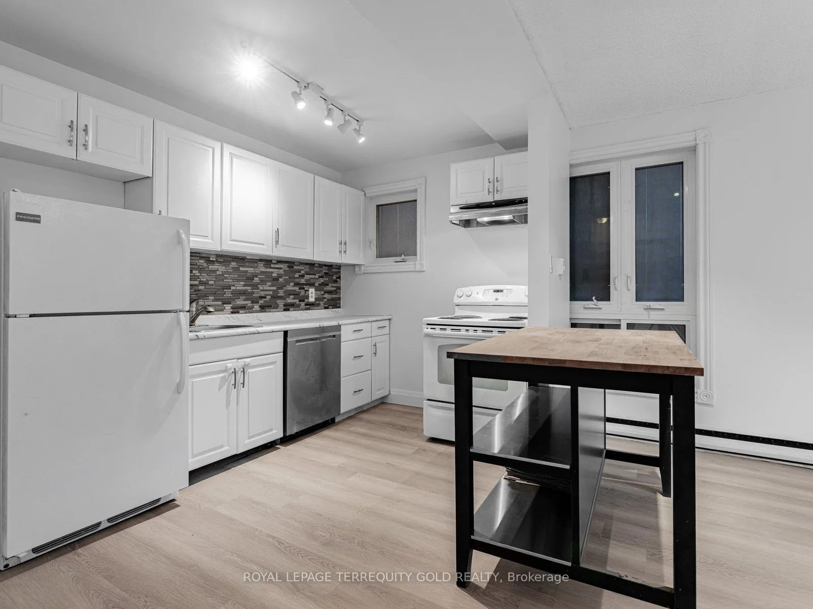 Photo 11 of Unit 2, 41 Summerhill Avenue, Toronto, Rosedale-Moore Park — HOMEH