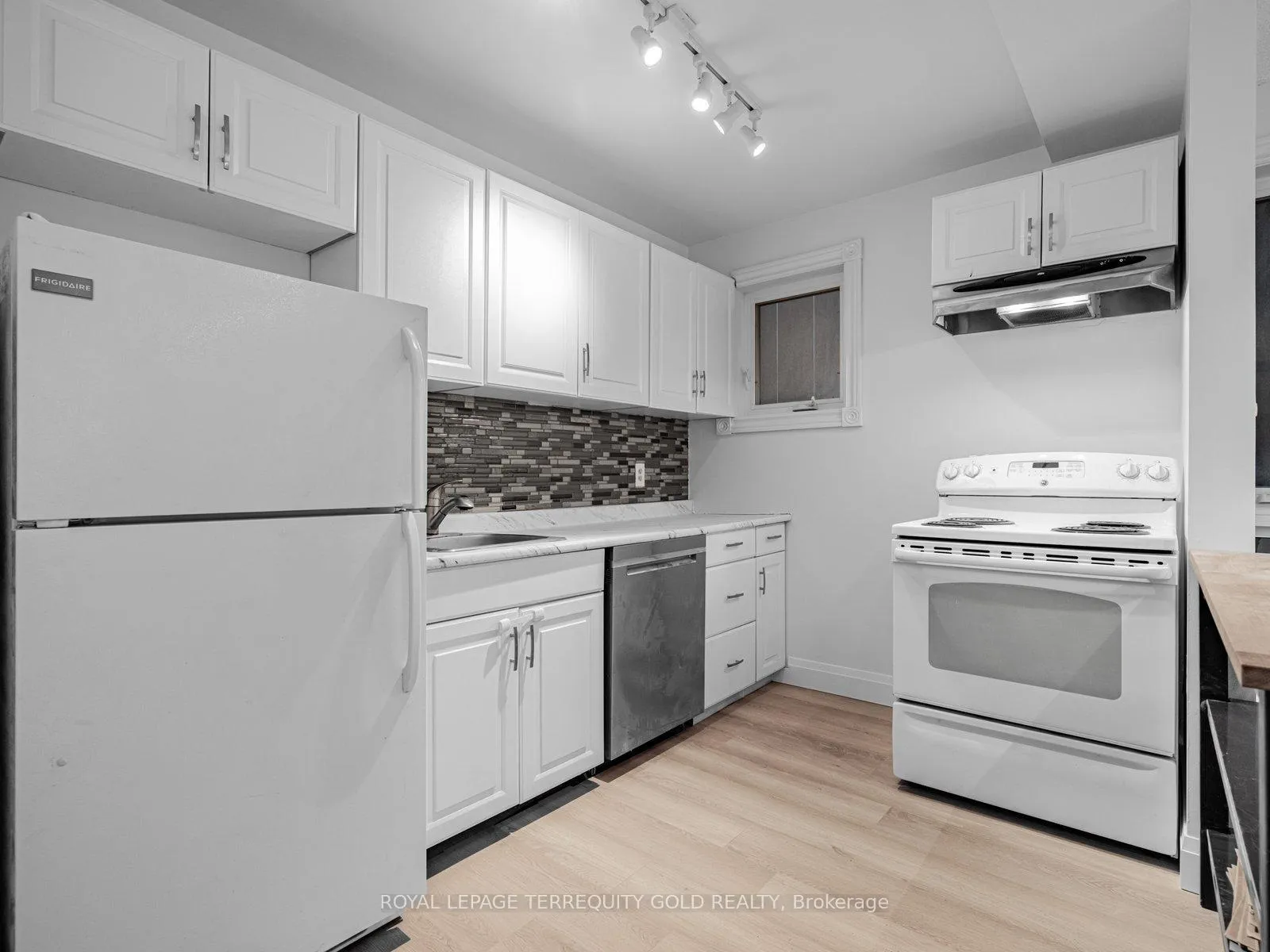 Photo 14 of Unit 2, 41 Summerhill Avenue, Toronto, Rosedale-Moore Park — HOMEH