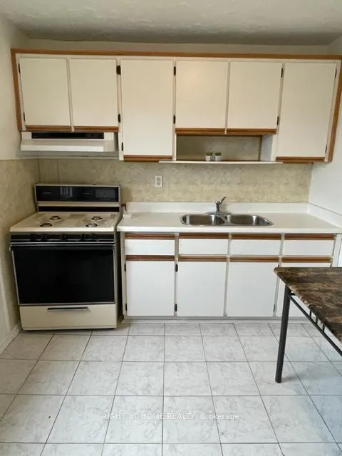 Photo 3 of Unit 2nd Floor, 31 Hallam Street, Toronto, Dovercourt-Wallace Emerson-Junction — HOMEH