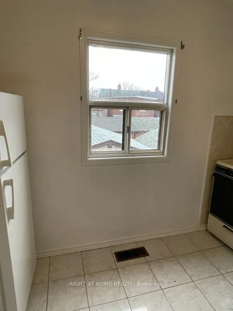 Photo 4 of Unit 2nd Floor, 31 Hallam Street, Toronto, Dovercourt-Wallace Emerson-Junction — HOMEH