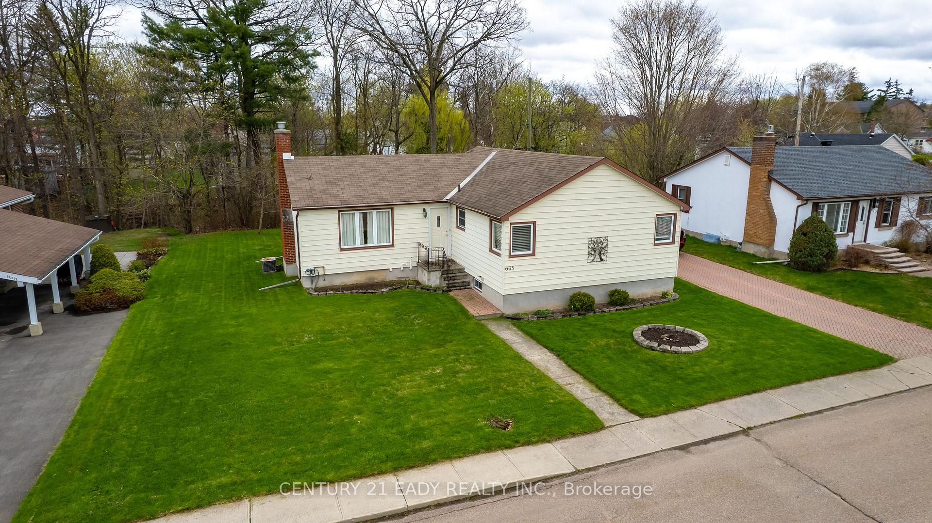 Photo 2 of 665 Coleraine Drive, Renfrew — HOMEH