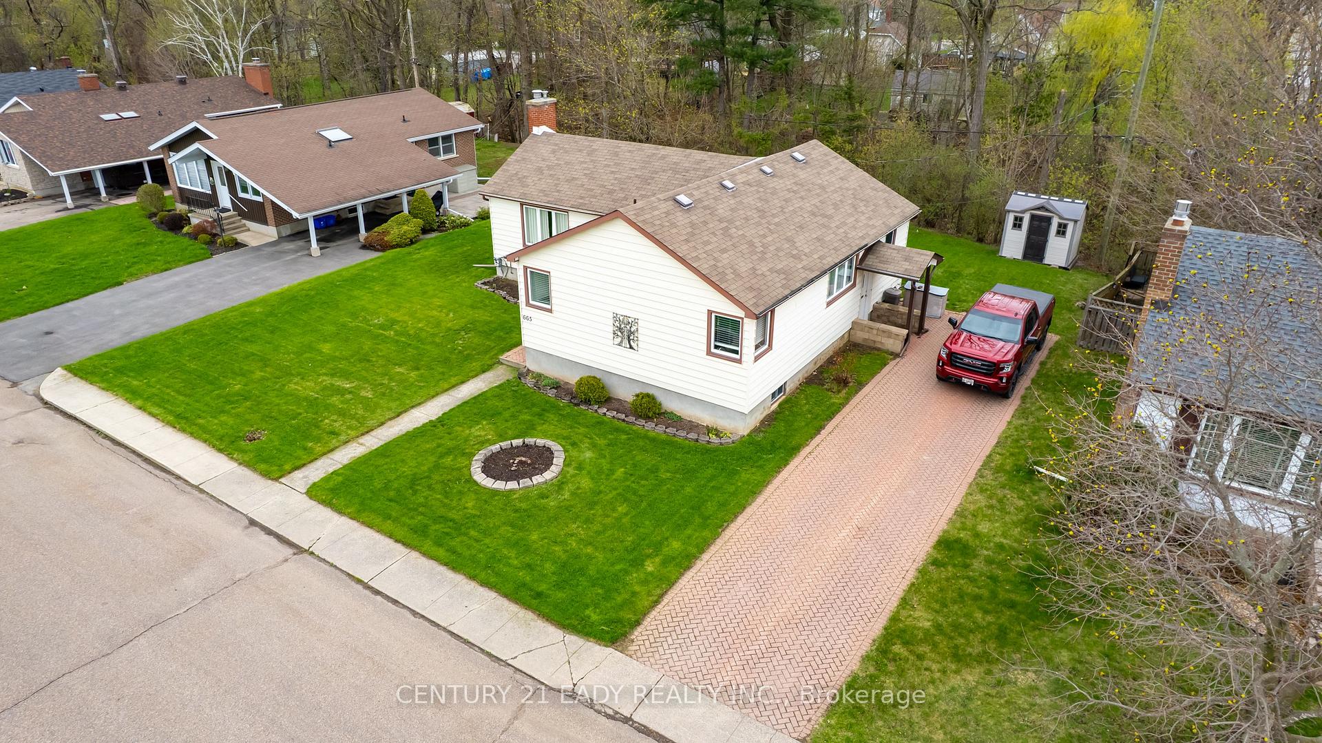 Photo 5 of 665 Coleraine Drive, Renfrew — HOMEH