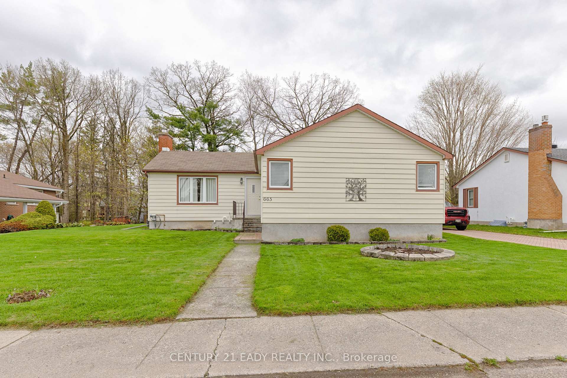 Photo 9 of 665 Coleraine Drive, Renfrew — HOMEH