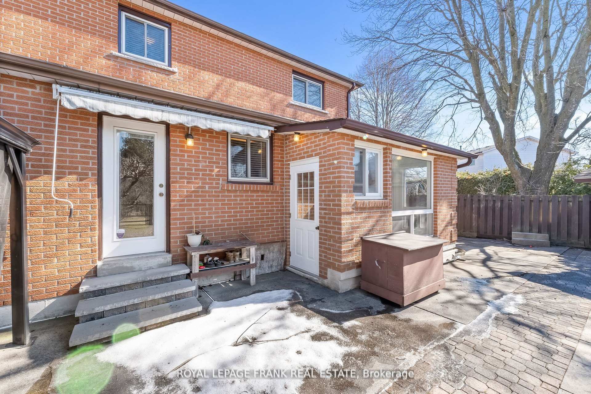 Photo 5 of 1402 Manitou Drive, Oshawa, Samac — HOMEH
