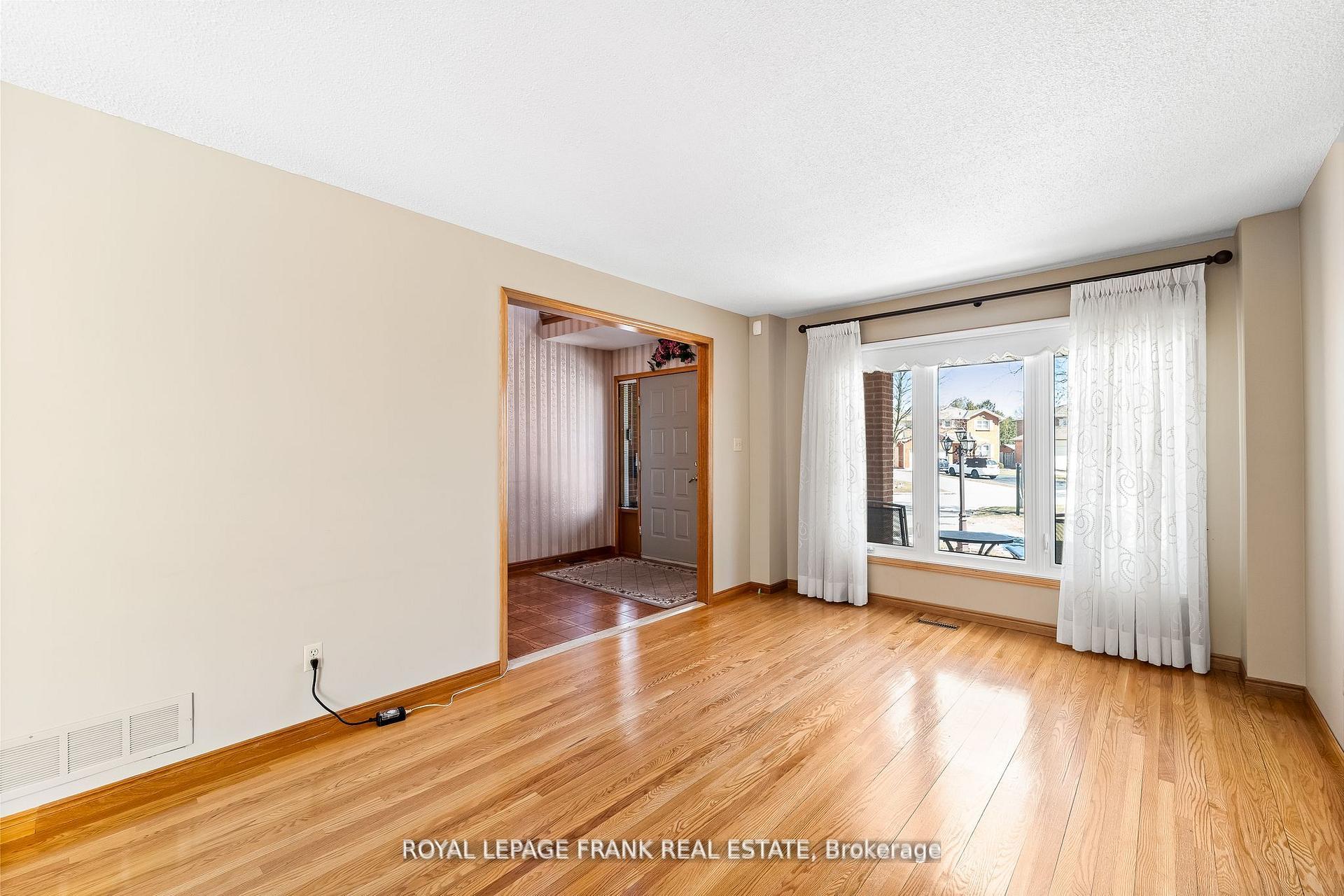 Photo 8 of 1402 Manitou Drive, Oshawa, Samac — HOMEH