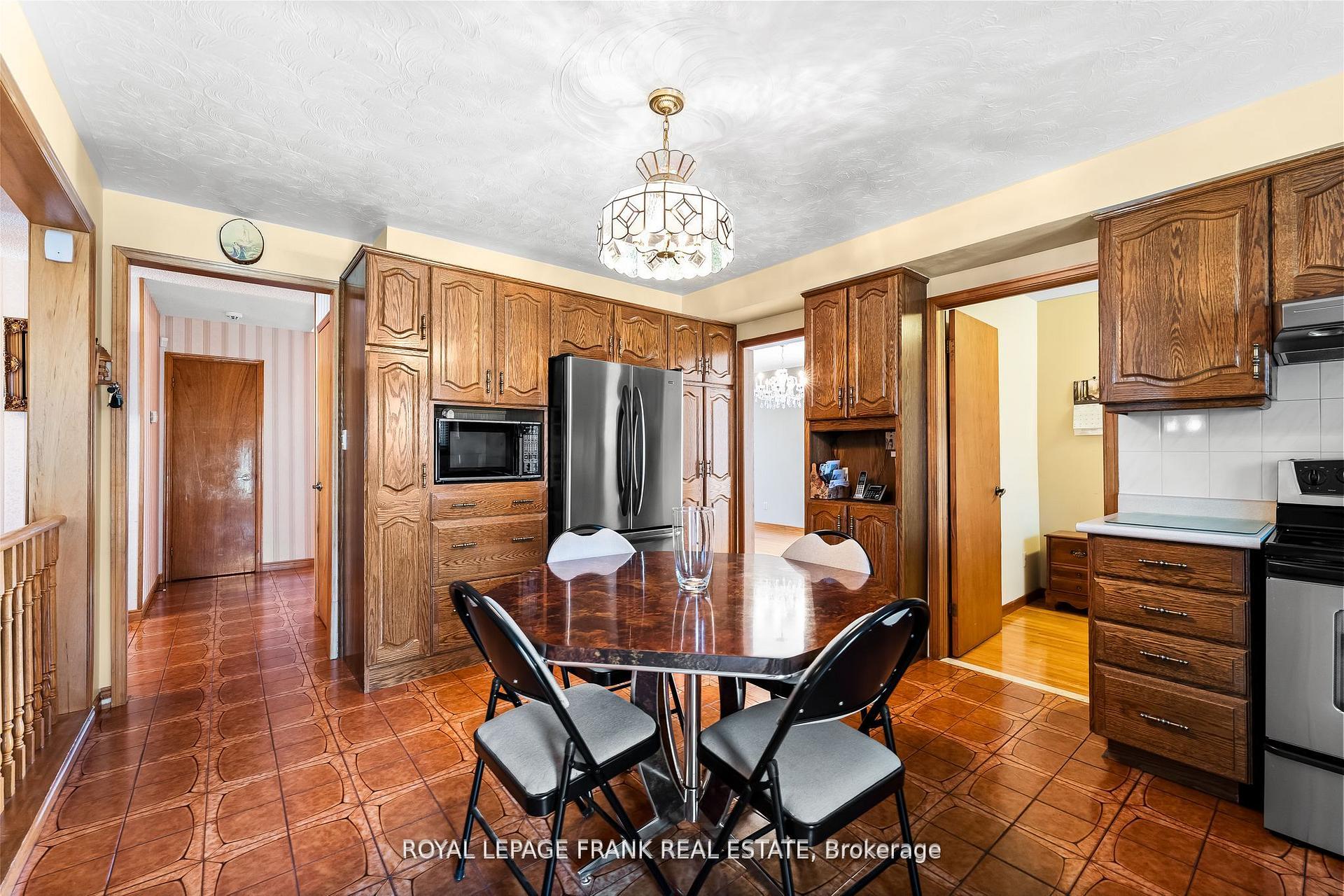 Photo 13 of 1402 Manitou Drive, Oshawa, Samac — HOMEH