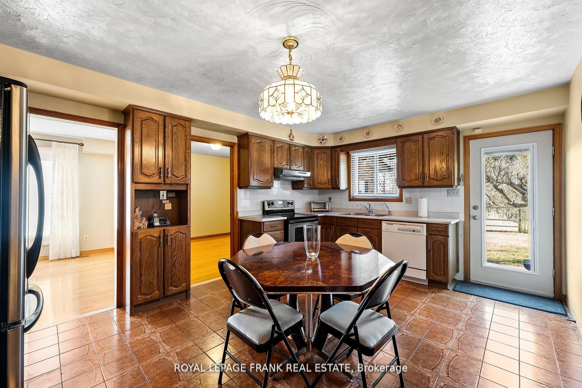 Photo 14 of 1402 Manitou Drive, Oshawa, Samac — HOMEH