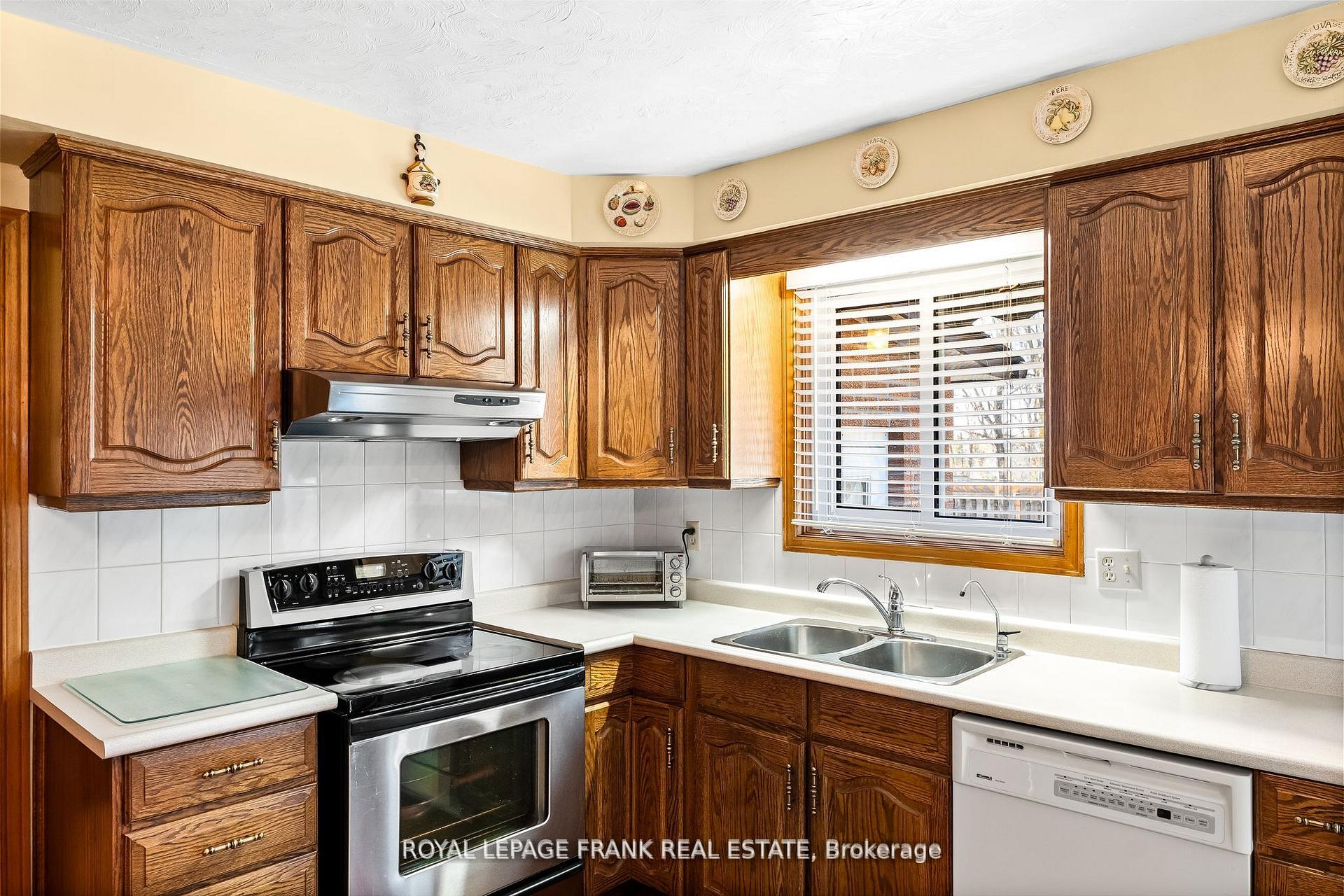 Photo 16 of 1402 Manitou Drive, Oshawa, Samac — HOMEH
