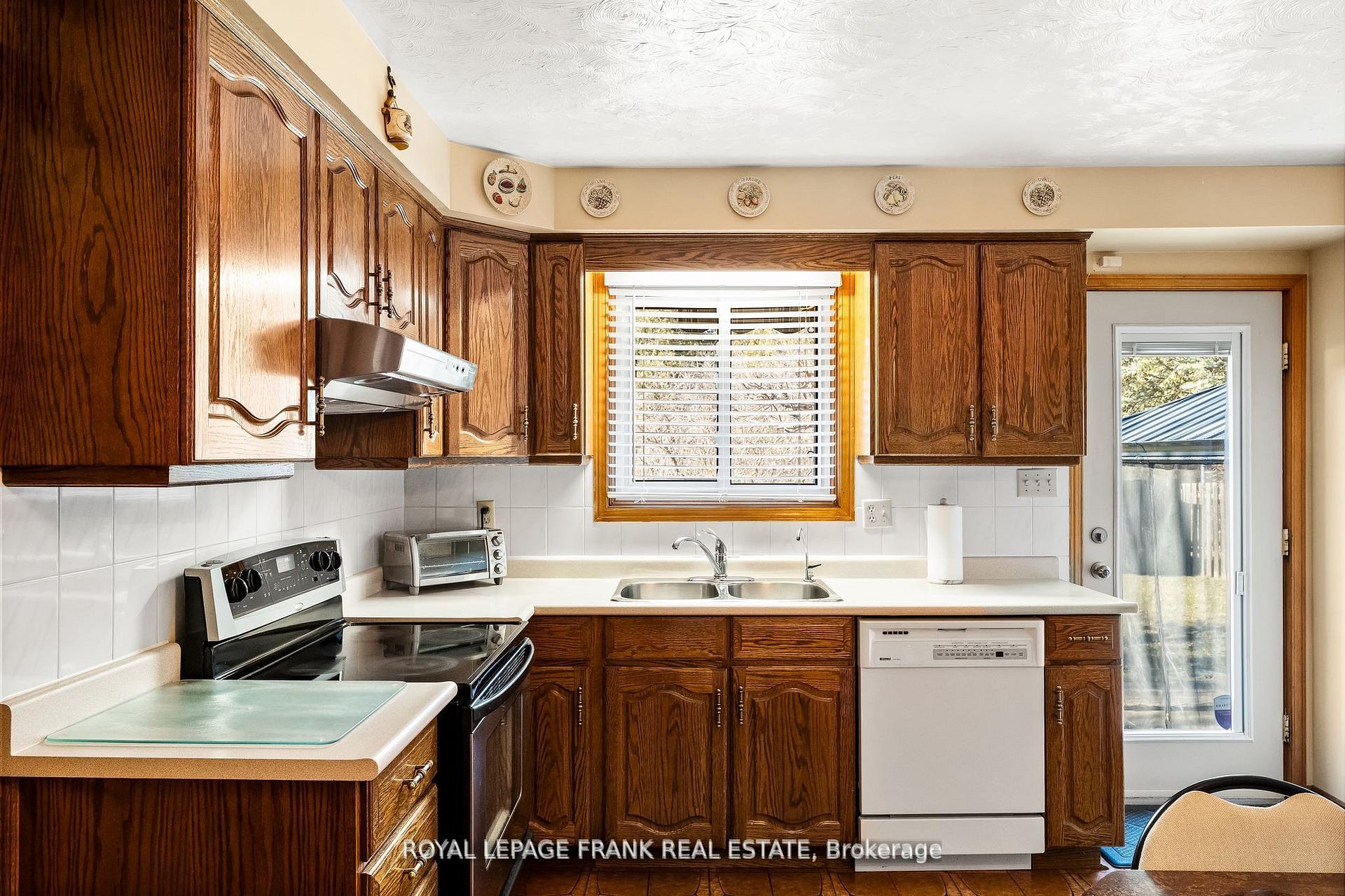 Photo 17 of 1402 Manitou Drive, Oshawa, Samac — HOMEH