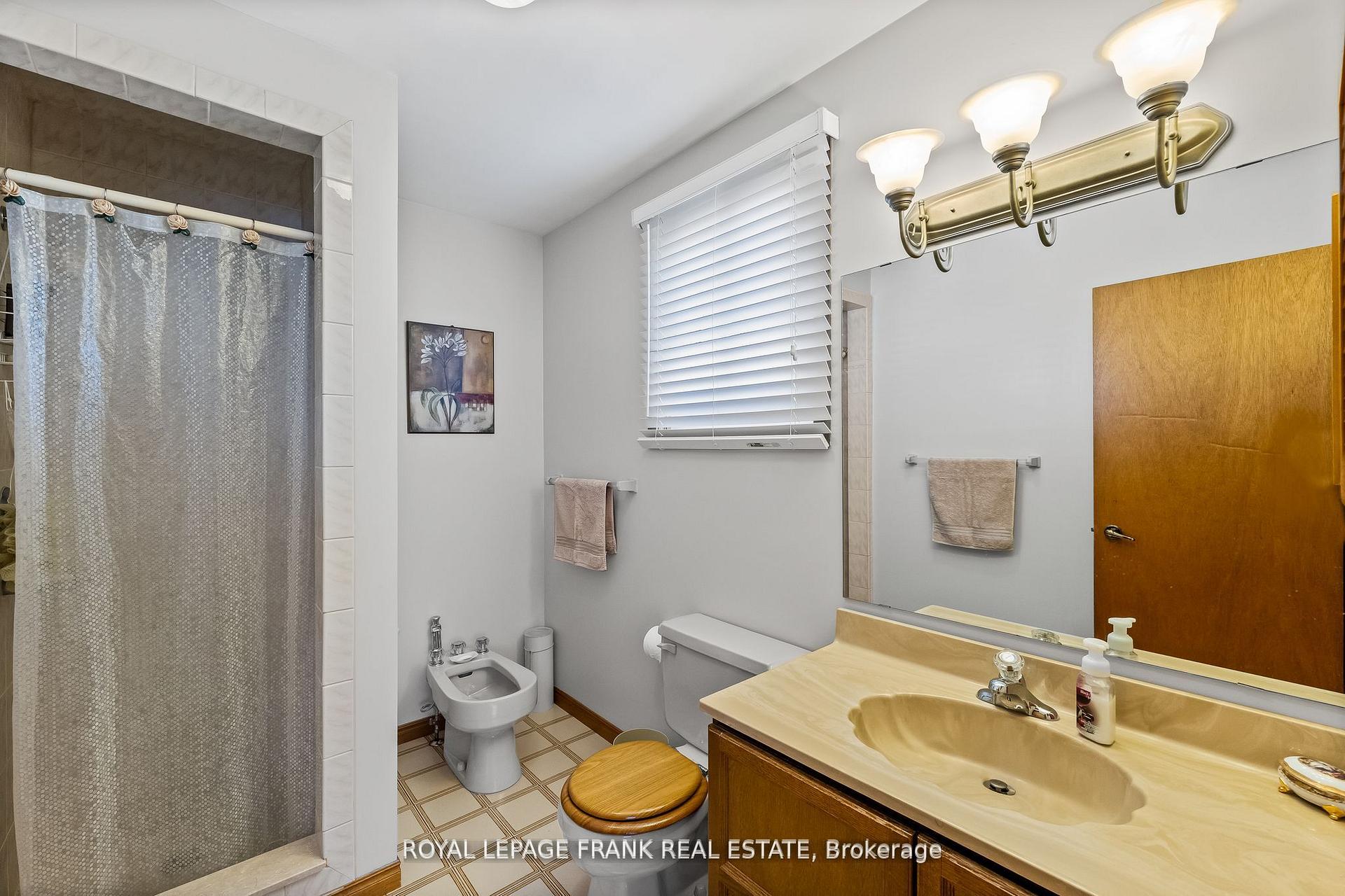 Photo 30 of 1402 Manitou Drive, Oshawa, Samac — HOMEH