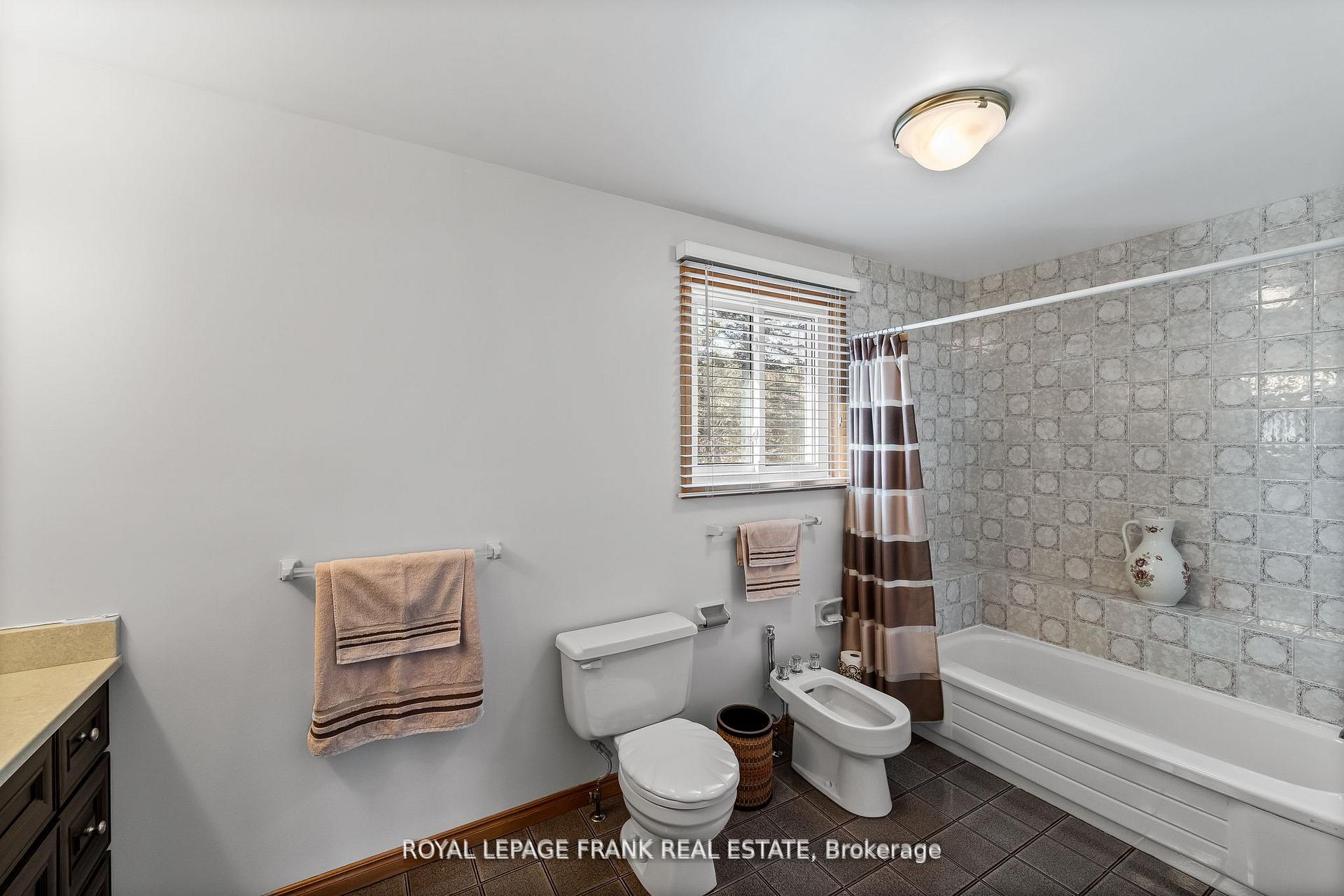 Photo 35 of 1402 Manitou Drive, Oshawa, Samac — HOMEH