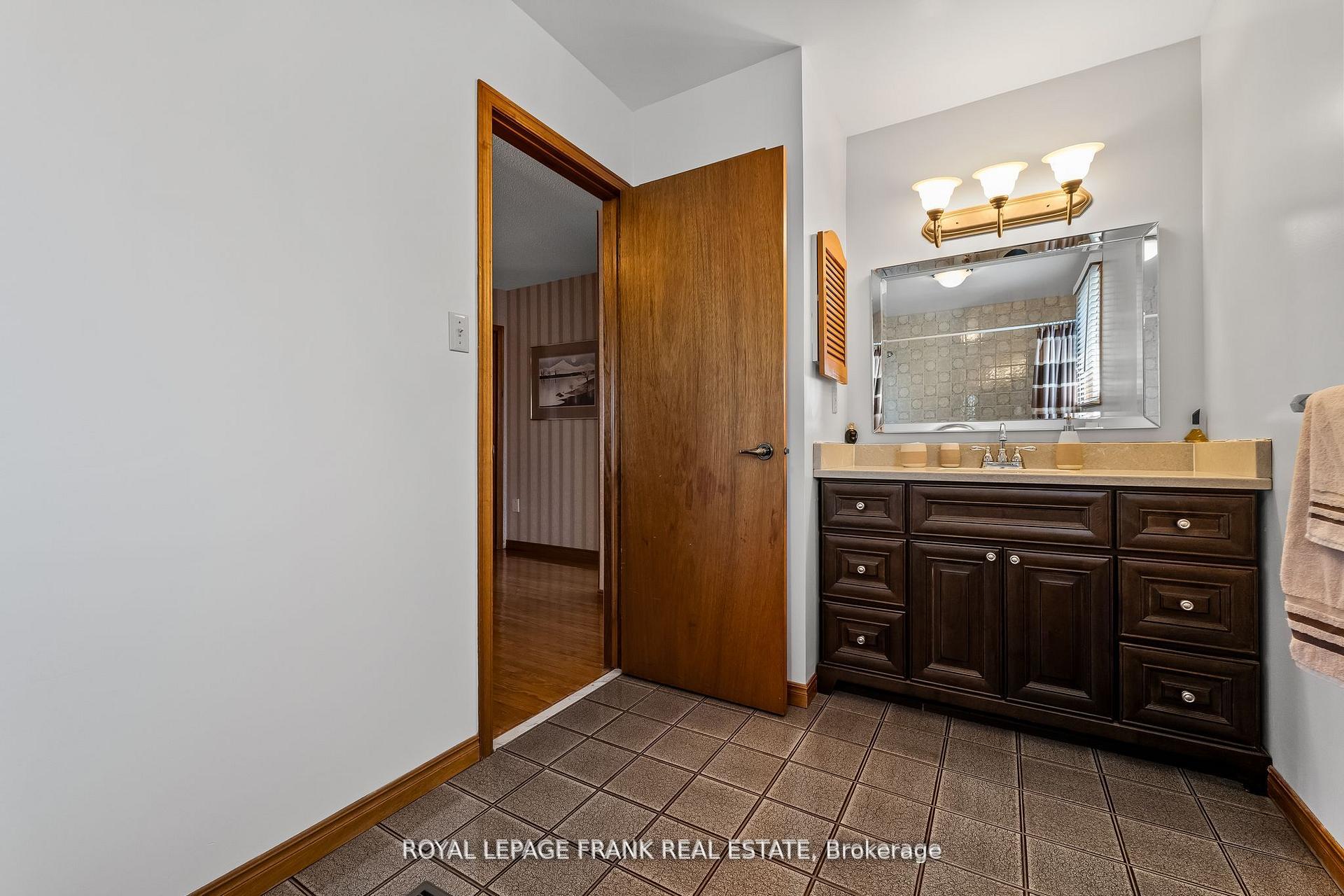 Photo 36 of 1402 Manitou Drive, Oshawa, Samac — HOMEH