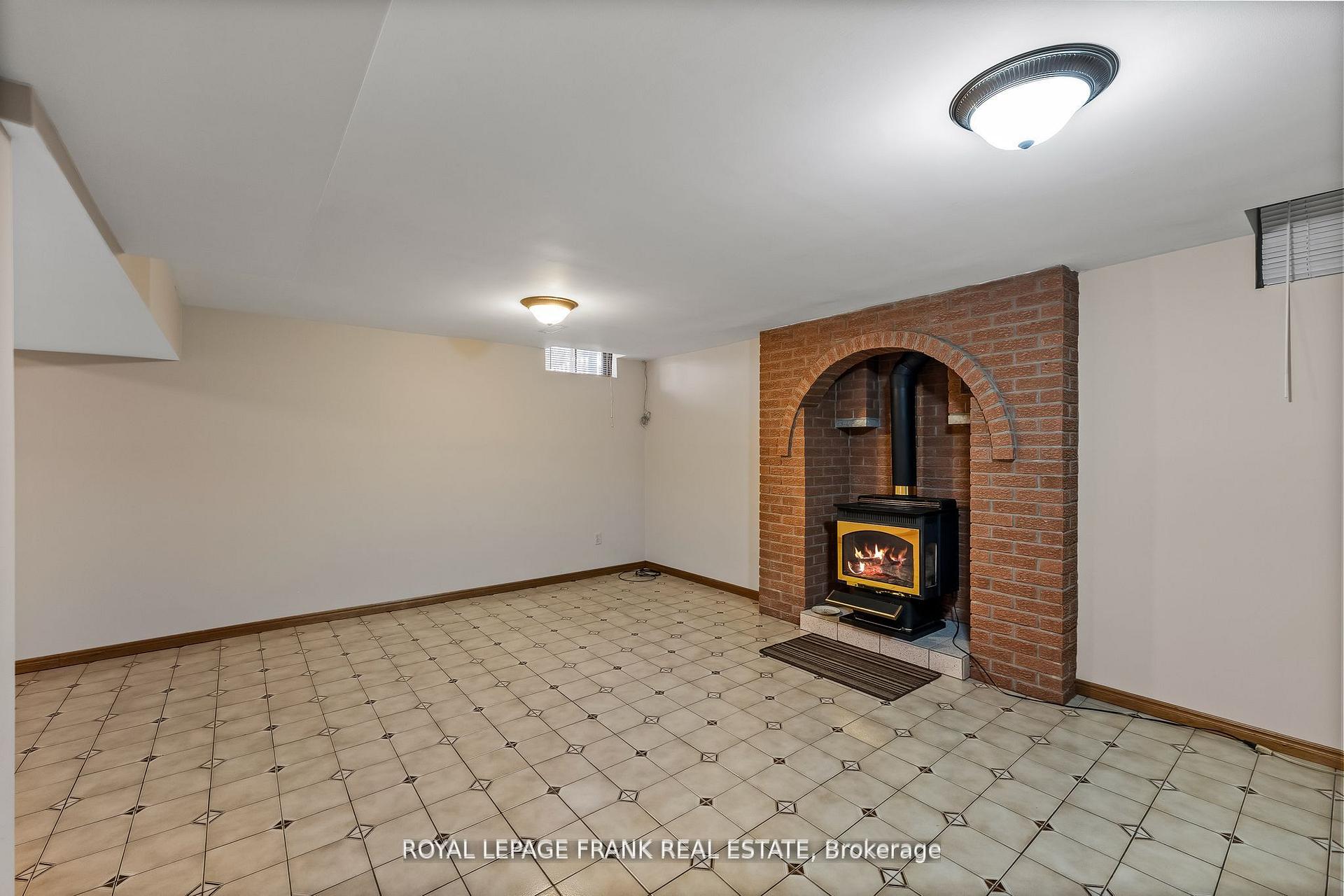 Photo 39 of 1402 Manitou Drive, Oshawa, Samac — HOMEH
