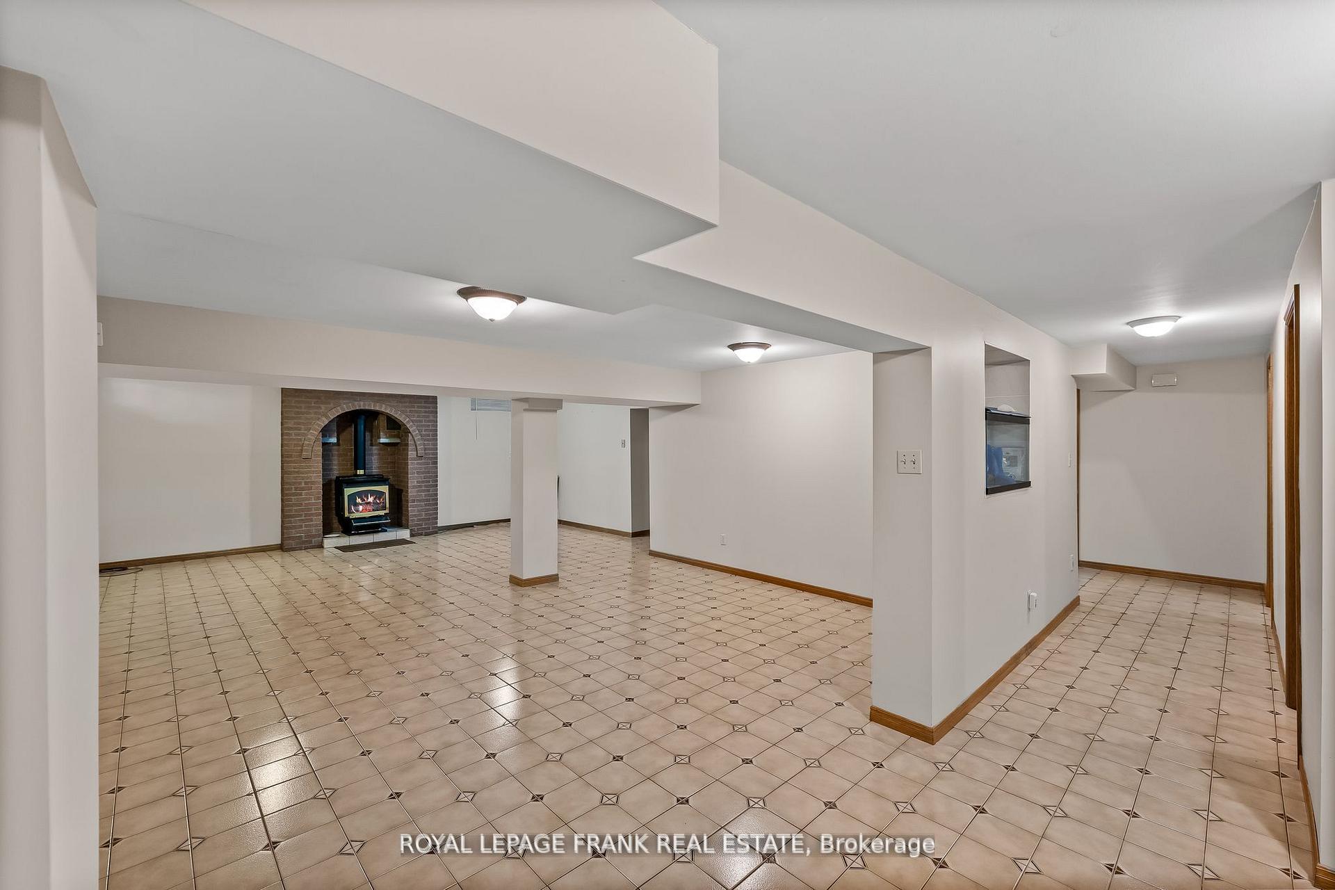 Photo 41 of 1402 Manitou Drive, Oshawa, Samac — HOMEH